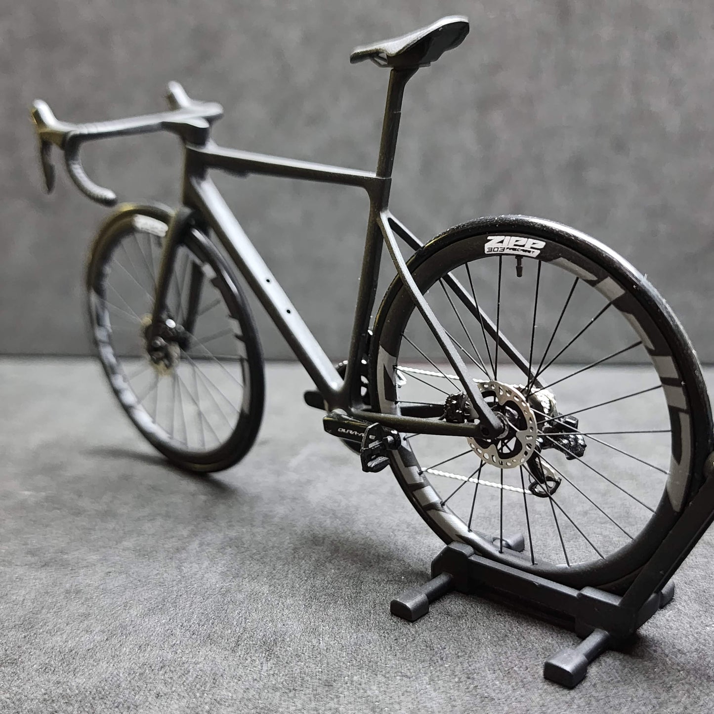 Modelo personalizado de freno de disco y llanta: basado en las imágenes proporcionadas