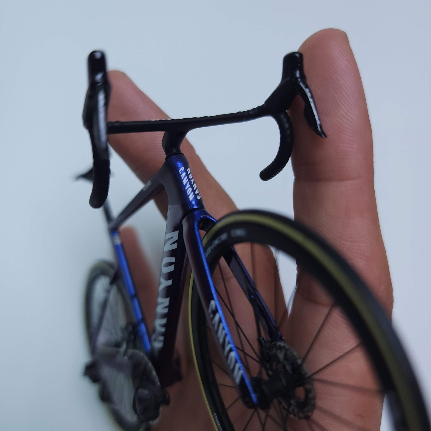 Canyon Aeroad CF SLX CFR ミニチュア モデル 1:12 ロードバイク | MVDP 友人や自分自身へのギフト |スケールモデル オーダーメイド 超リアル