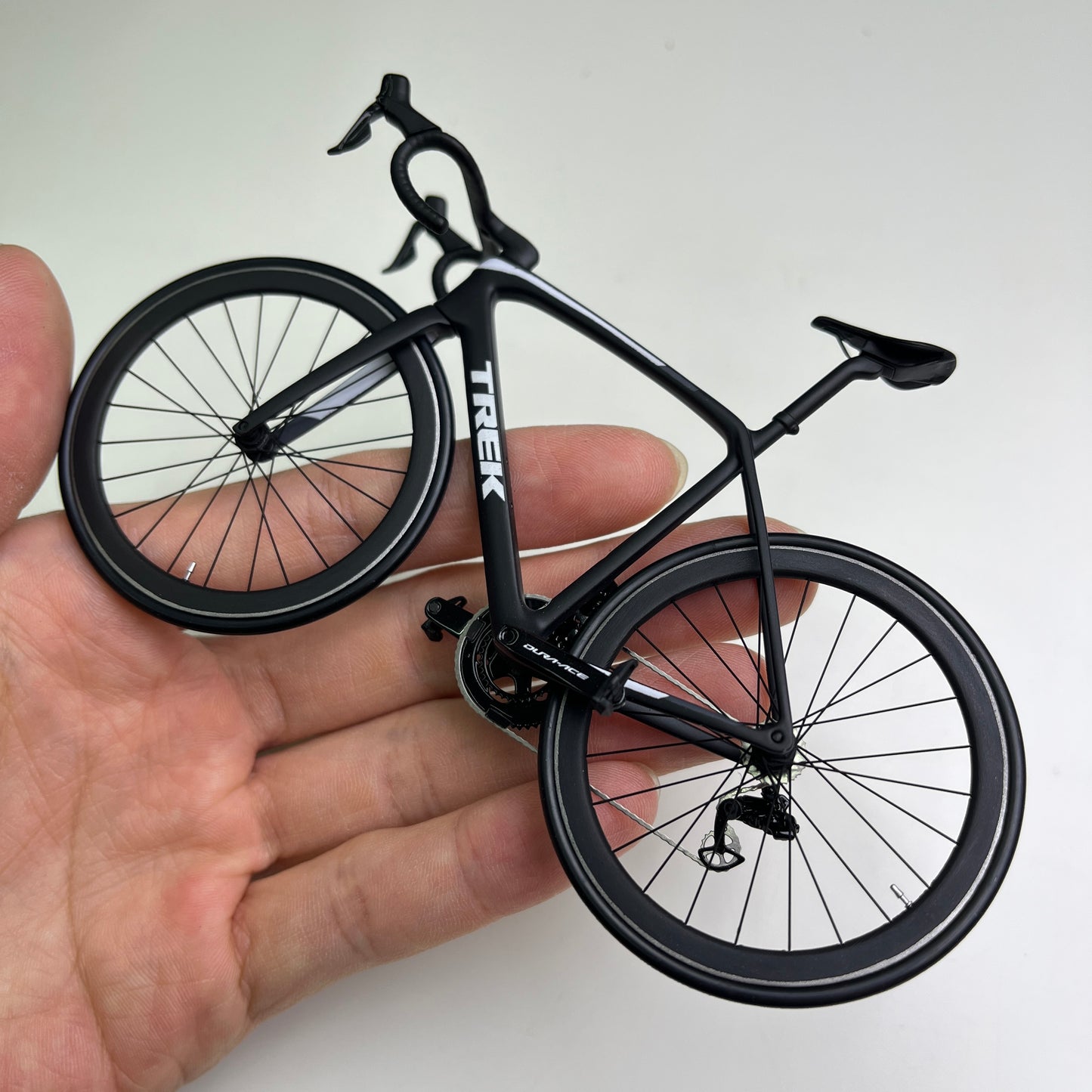 Trek Emonda ミニチュア モデル 1:12 ロードバイク |友人や自分自身へのギフト |スケールモデル |カスタムメイドの超リアル