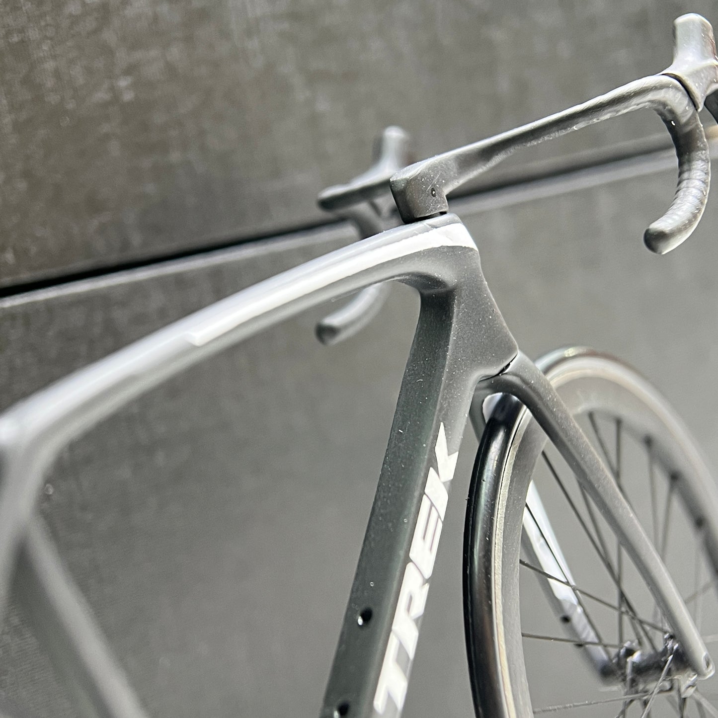 Trek Emonda ミニチュア モデル 1:12 ロードバイク |友人や自分自身へのギフト |スケールモデル |カスタムメイドの超リアル