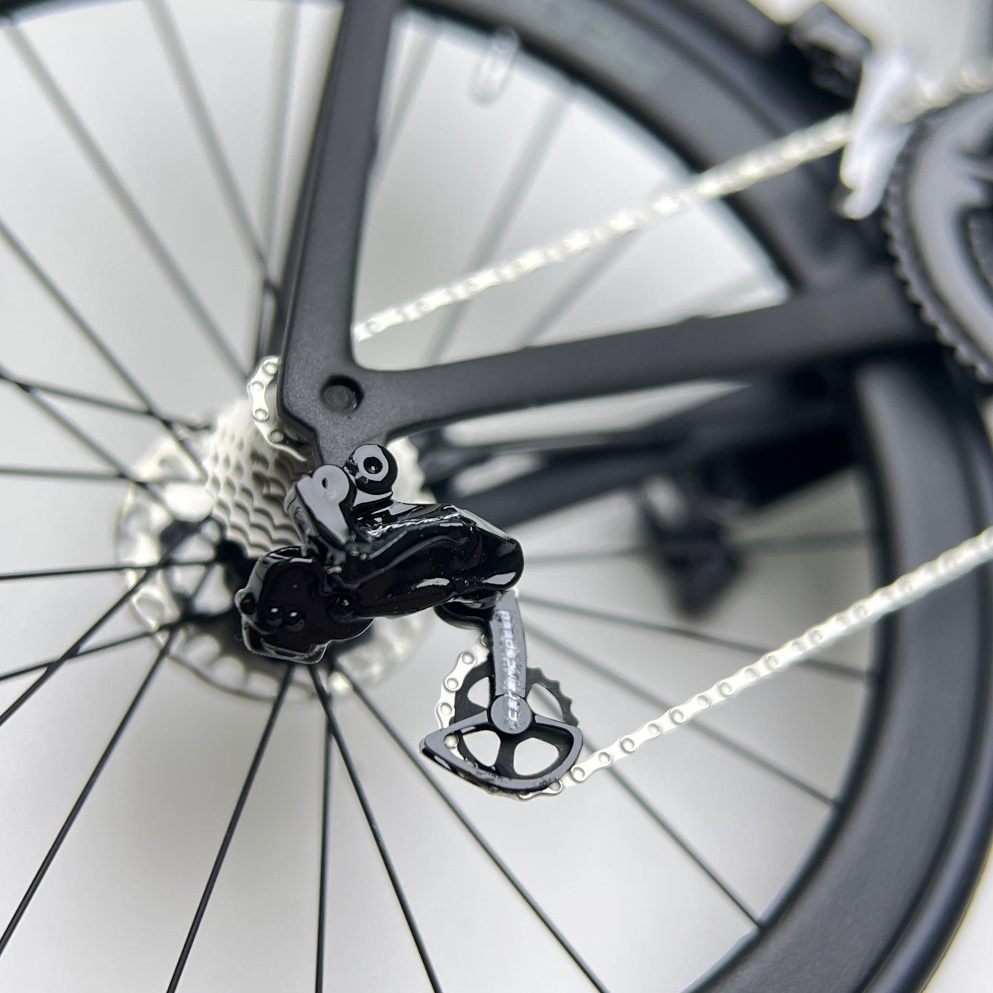 Trek Madone Gen 6 7 ミニチュア モデル 1:12 ロードバイク |友人や自分自身へのギフト |スケールモデル |カスタムメイドの超リアル