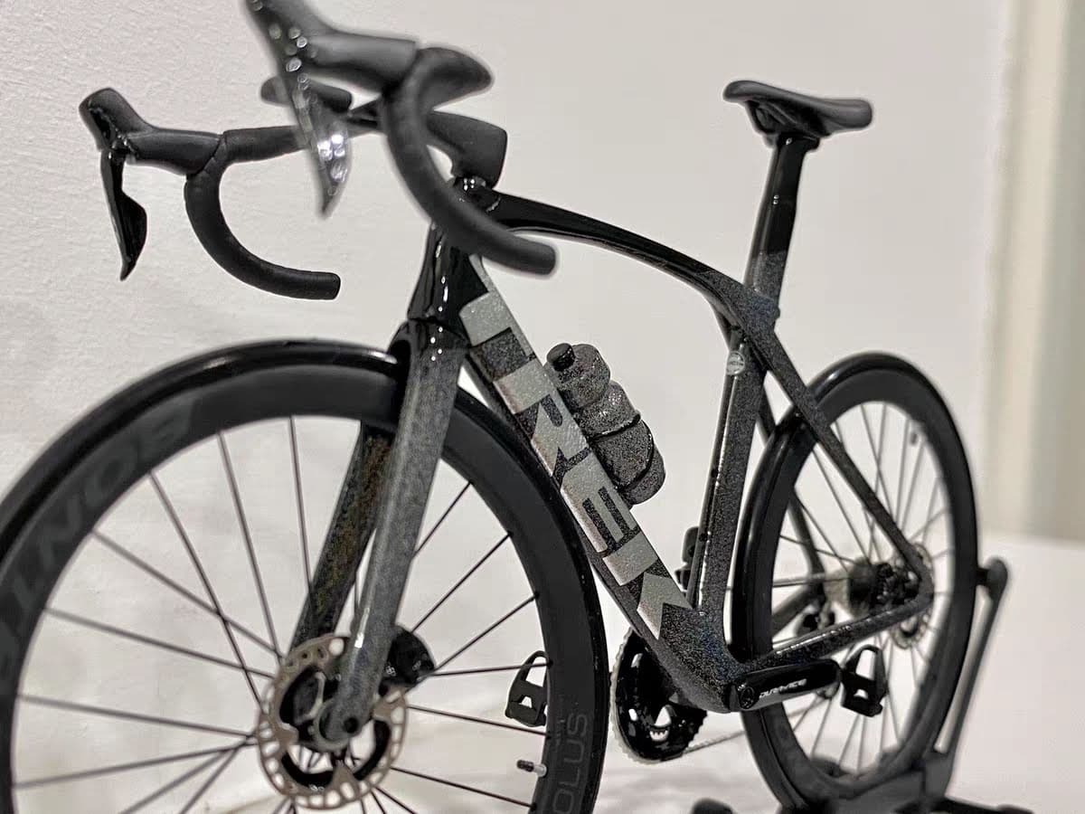 Trek Madone Gen 6 7 Miniatures Model 1:12 Roadbike | Present till din partner eller dig själv | Skalmodell | Skräddarsydd ultrarealistisk