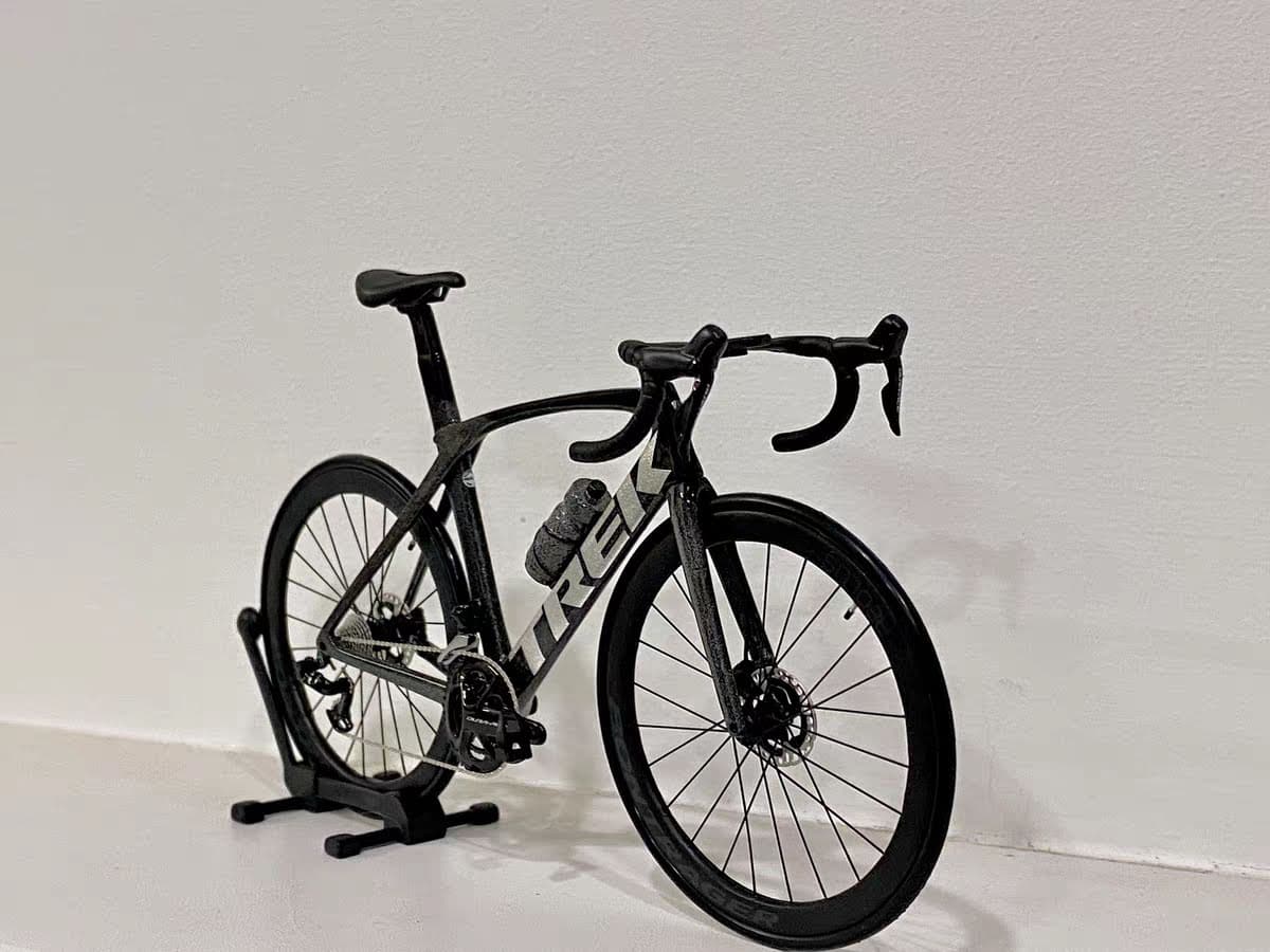 Trek Madone Gen 6 7 Miniature Modello 1:12 Bici da strada | Regalo per il tuo compagno o per te stesso | Modello in scala | Ultra realistico su misura