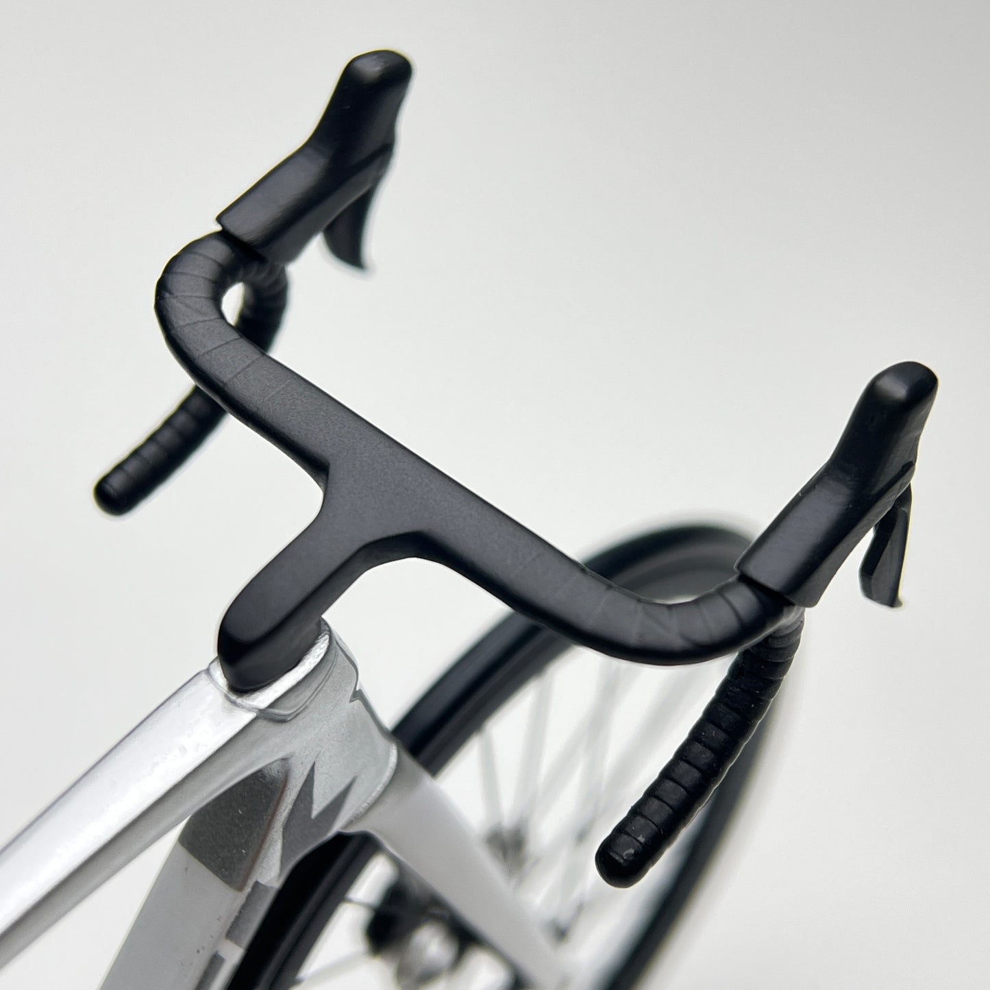 Trek Emonda SL 7 2022 White/Quick Silver Miniatures Roadbike Model 1:12  | Scale Models | Custom-Made