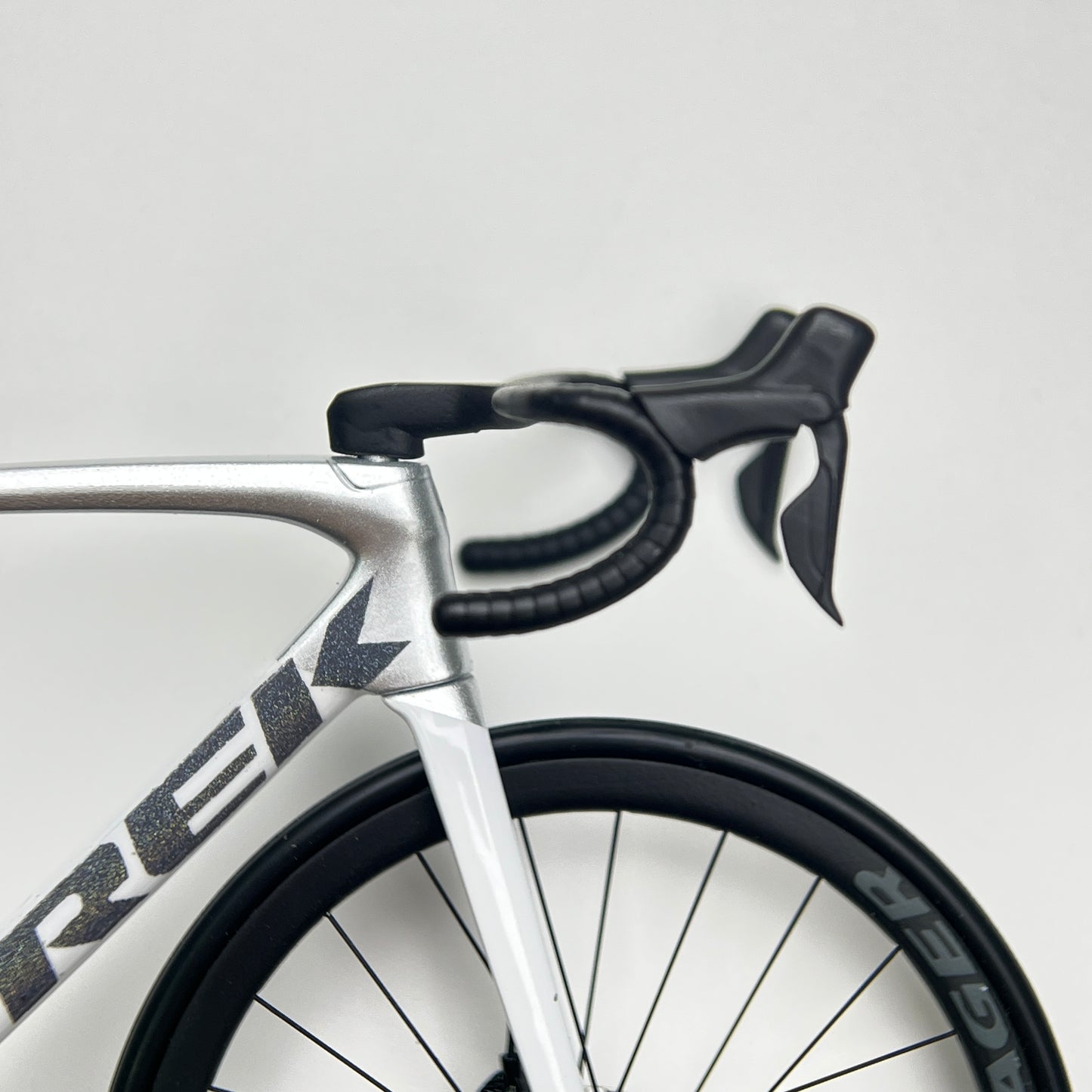 Trek Emonda SL 7 2022 White/Quick Silver Miniatures Roadbike Model 1:12  | Scale Models | Custom-Made