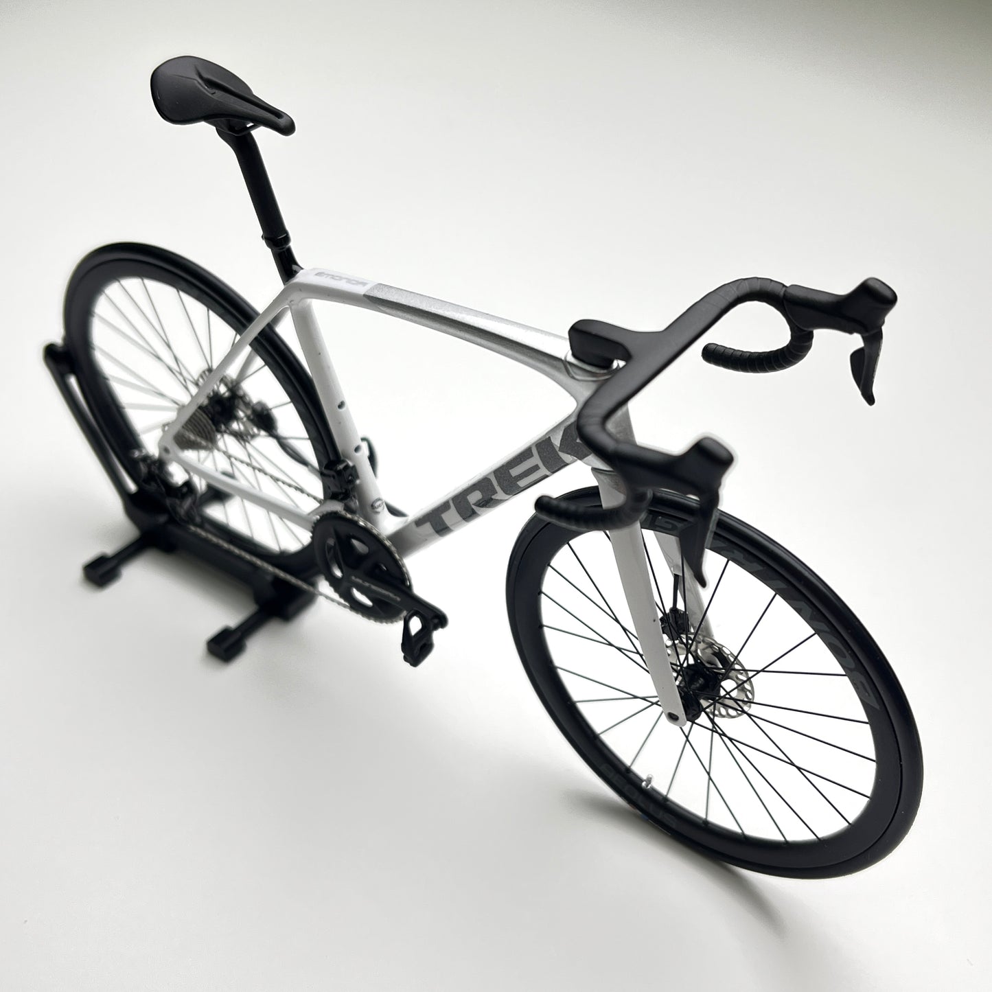 Trek Emonda SL 7 2022 White/Quick Silver Miniatures Roadbike Model 1:12  | Scale Models | Custom-Made