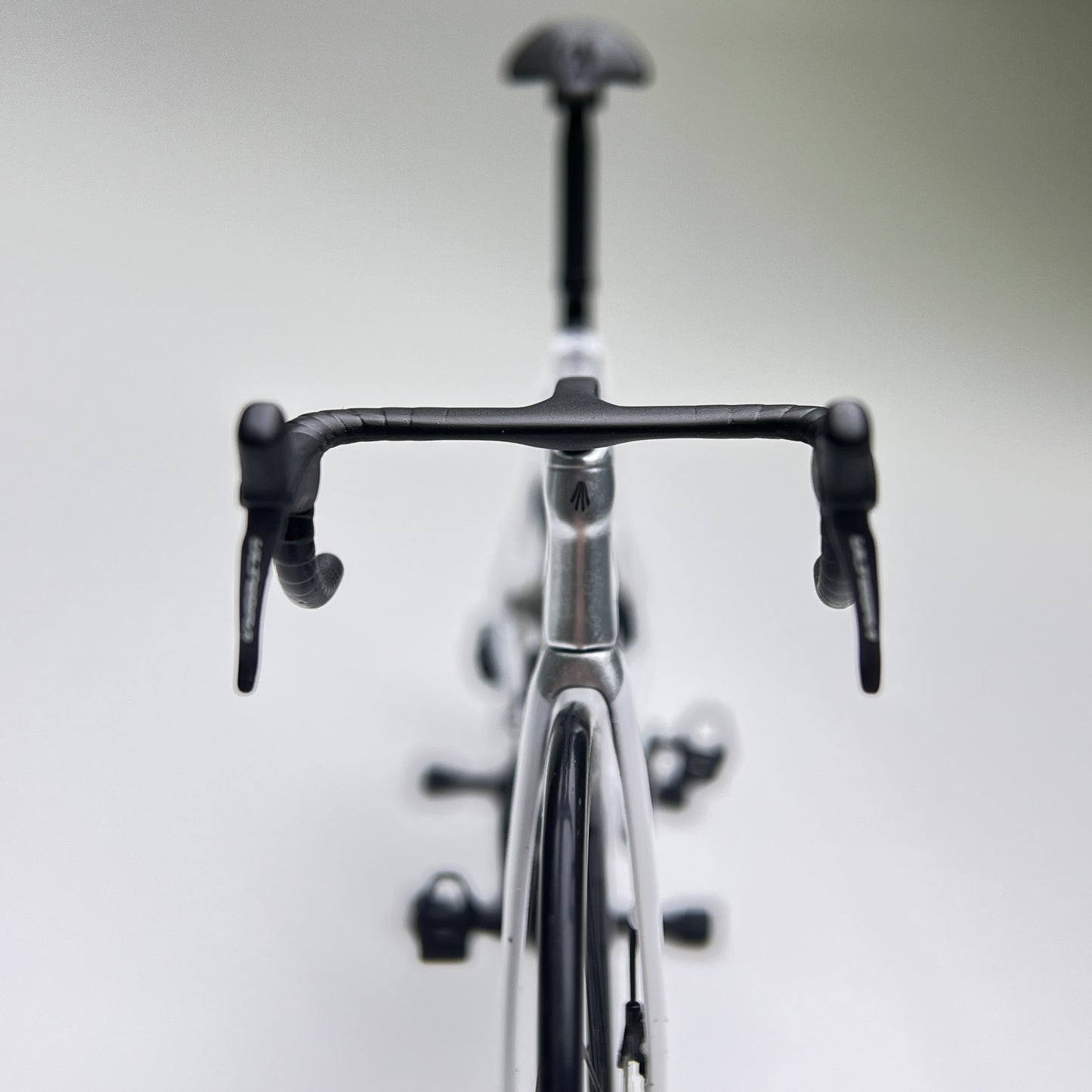 Trek Emonda SL 7 2022 White/Quick Silver Miniatures Roadbike Model 1:12  | Scale Models | Custom-Made