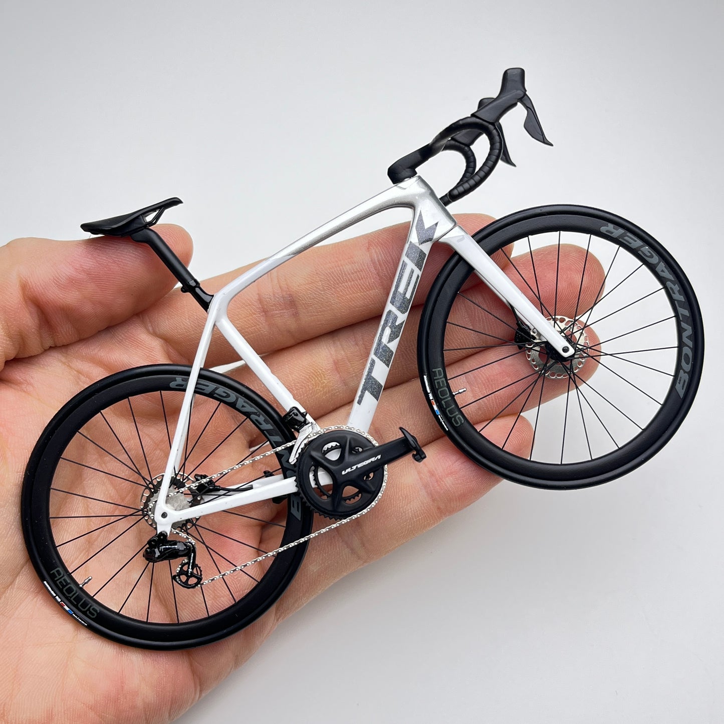Trek Emonda SL 7 2022 White/Quick Silver Miniatures Roadbike Model 1:12  | Scale Models | Custom-Made