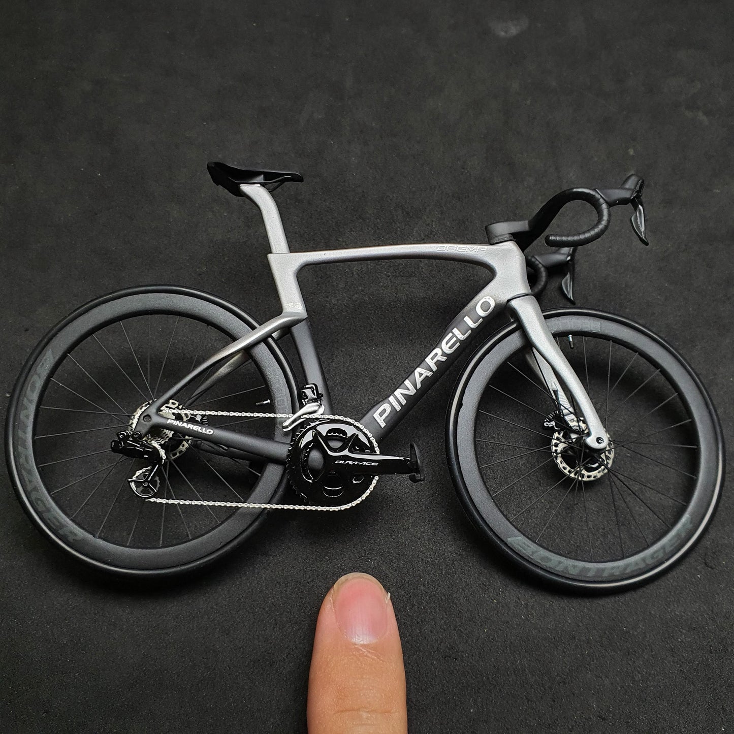 Pinarello Dogma FX F12 F10 F8 Modèle miniature 1:12 Vélo de route | Cadeau pour votre compagnon ou vous-même | Modèle réduit | Modèle miniature sur mesure