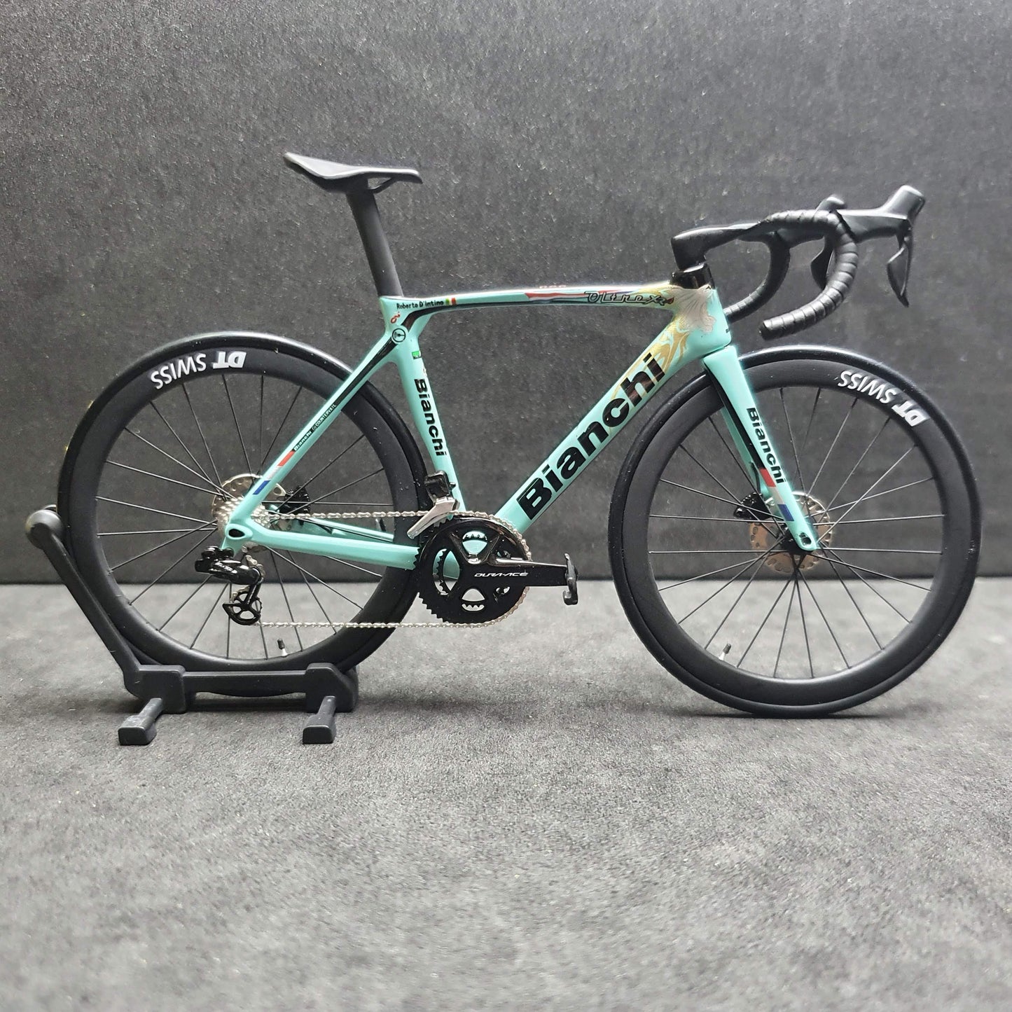 Bianchi Oltre XR4 Specialissima Miniatures Modèle 1:12 Vélo de route | Cadeau pour votre compagnon ou vous-même | Modèle réduit | Ultra réaliste sur mesure