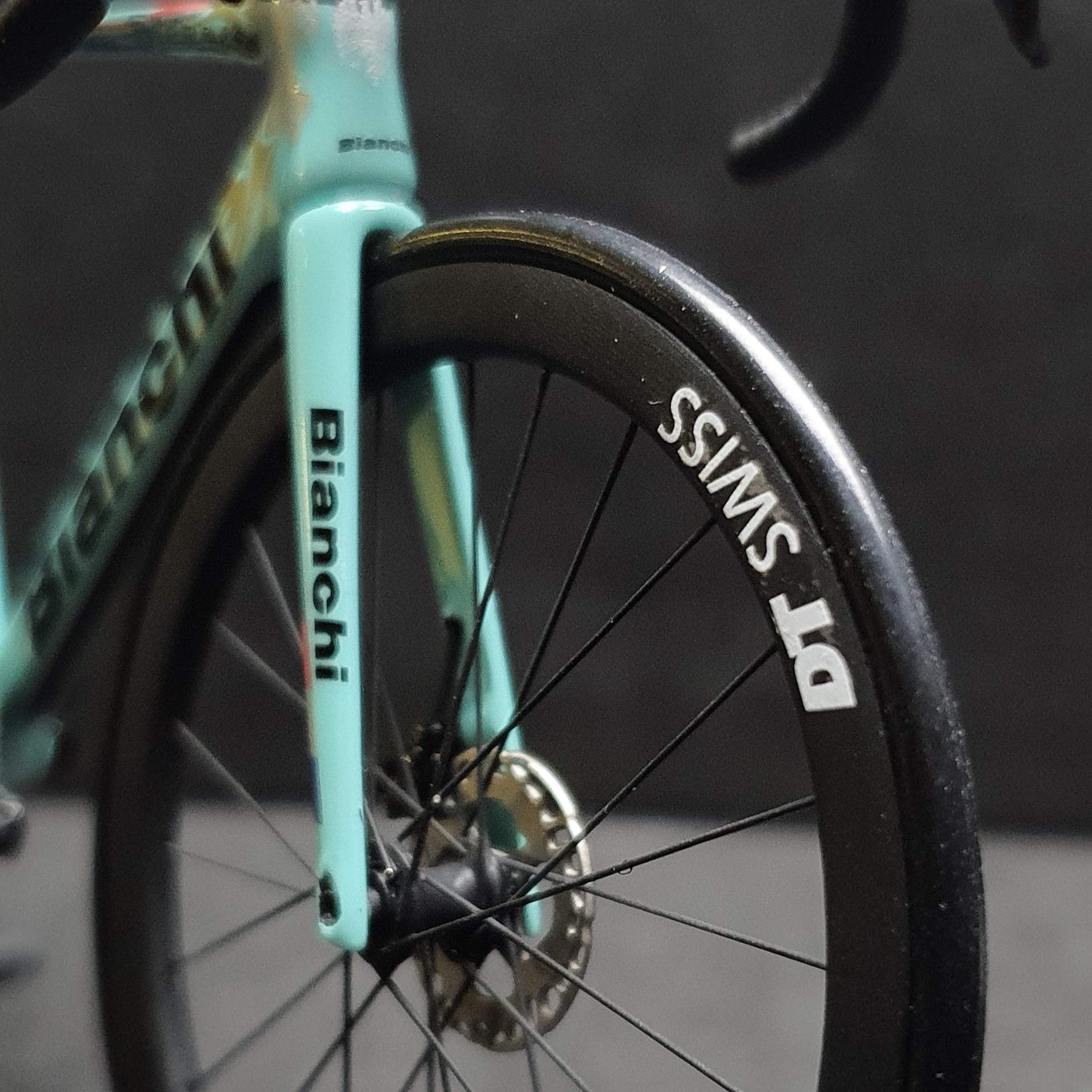 Bianchi Oltre XR4 Specialissima Miniatures Model 1:12 Roadbike | Dárek pro vašeho partnera nebo pro sebe | Model v měřítku | Na zakázku ultra realistické