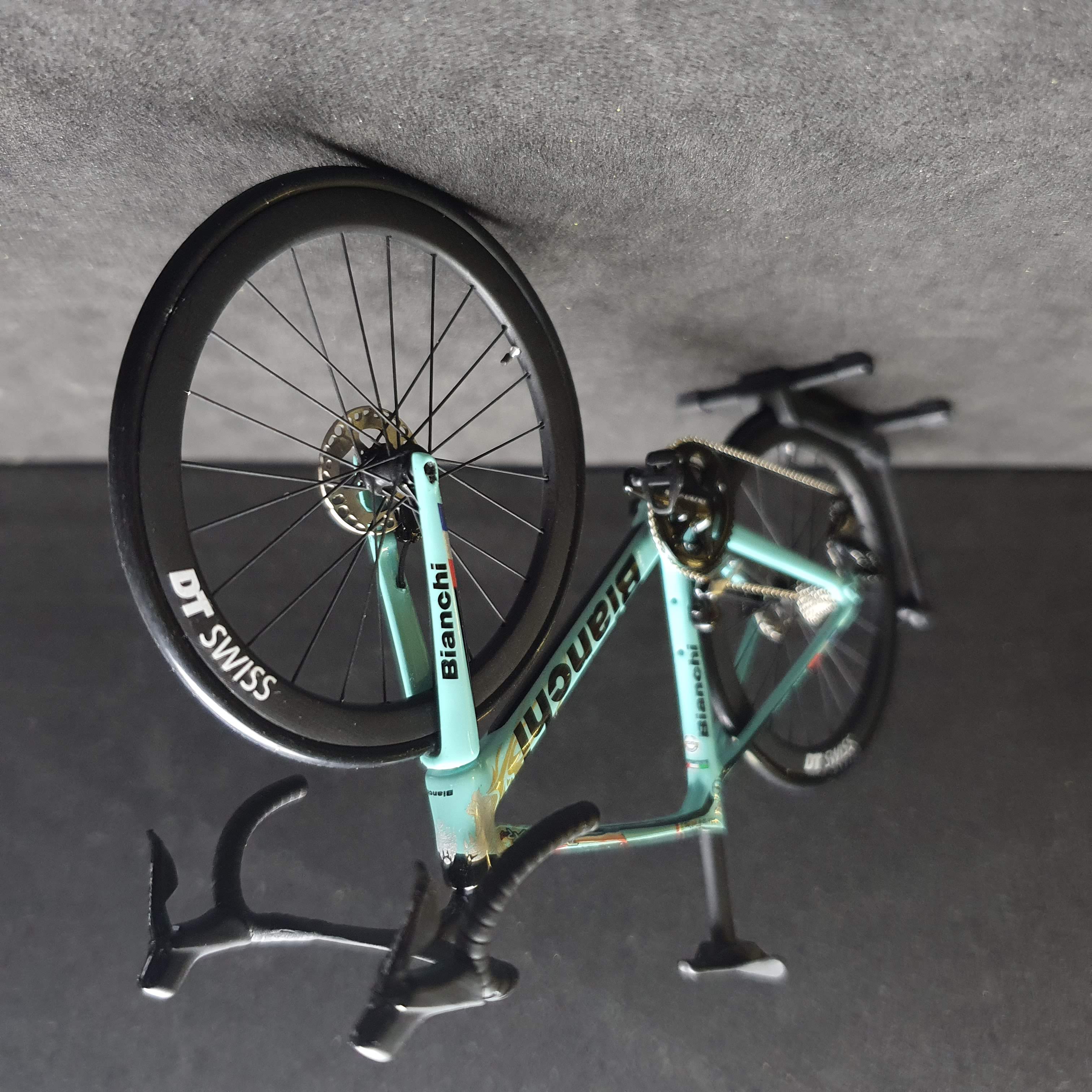 Bianchi Oltre XR4 Specialissima ミニチュア モデル 1:12 ロードバイク |友人や自分自身へのギフト |ス –  Miniature Cycling