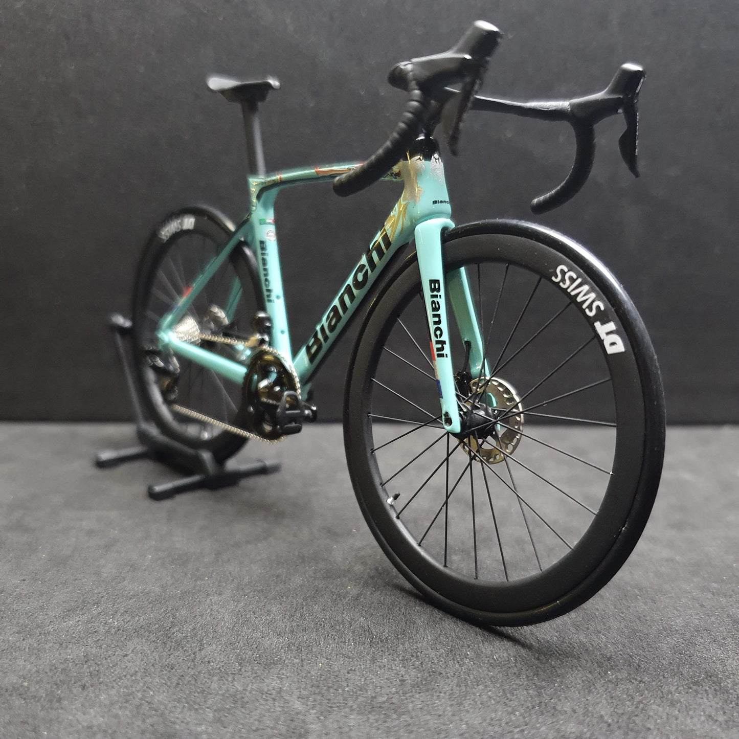 Bianchi Oltre XR4 Specialissima Miniaturas Modelo 1:12 Roadbike | Presente para seu companheiro ou para você mesmo | Modelo em escala | Ultra realista feito sob medida