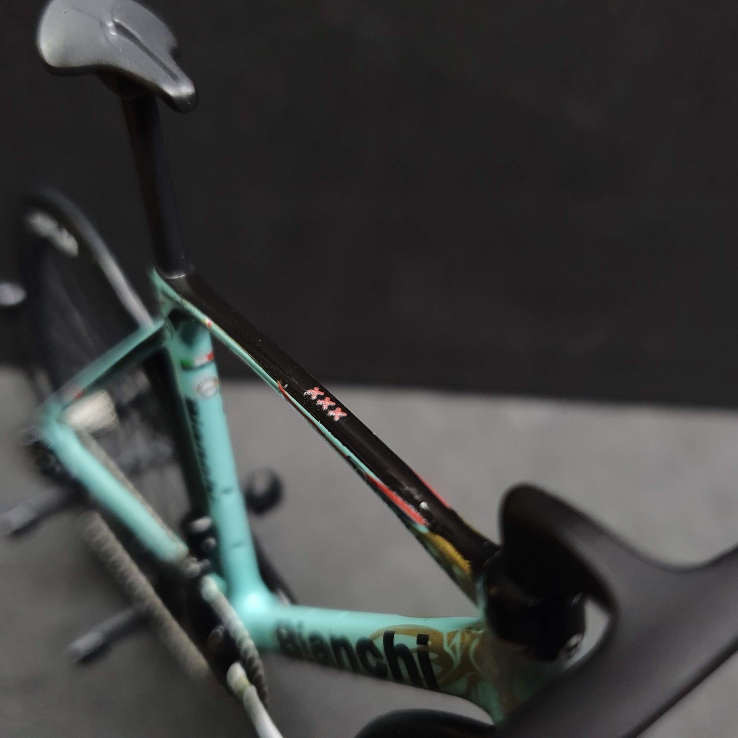 Bianchi Oltre XR4 Specialissima Miniatures Modèle 1:12 Vélo de route | Cadeau pour votre compagnon ou vous-même | Modèle réduit | Ultra réaliste sur mesure