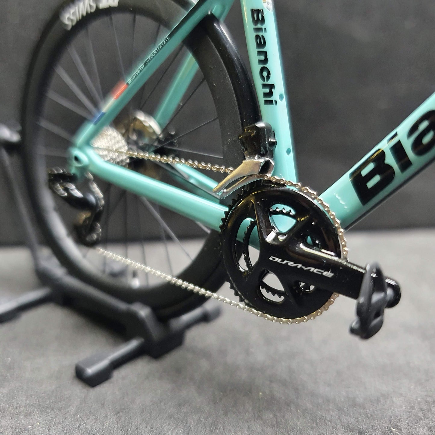 Bianchi Oltre XR4 Specialissima Miniaturas Modelo 1:12 Roadbike | Presente para seu companheiro ou para você mesmo | Modelo em escala | Ultra realista feito sob medida