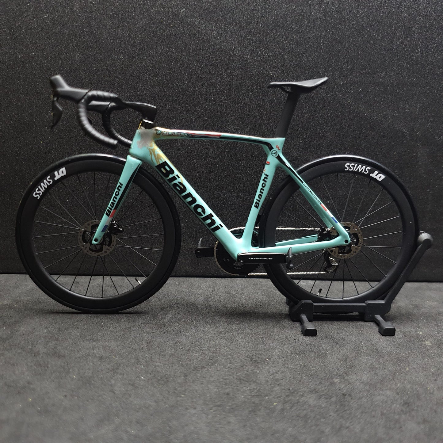 Bianchi Oltre XR4 Specialissima Miniatures Model 1:12 Roadbike | Present till din partner eller dig själv | Skalmodell | Skräddarsydd ultrarealistisk