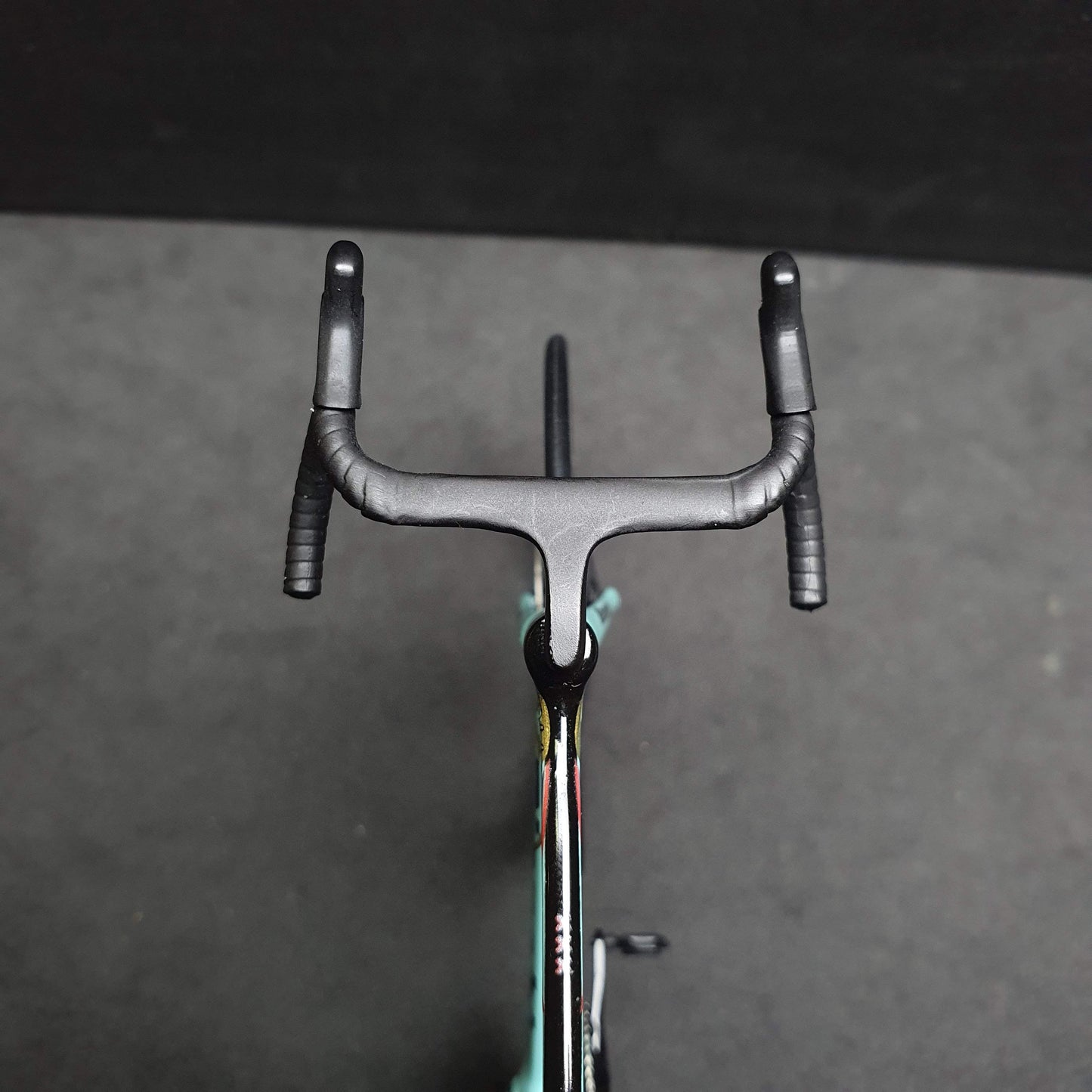 Bianchi Oltre XR4 Specialissima Miniaturmodell 1:12 Rennrad | Geschenk für deinen Partner oder dich selbst | Maßstabsgetreues Modell | Maßgeschneidert, ultrarealistisch