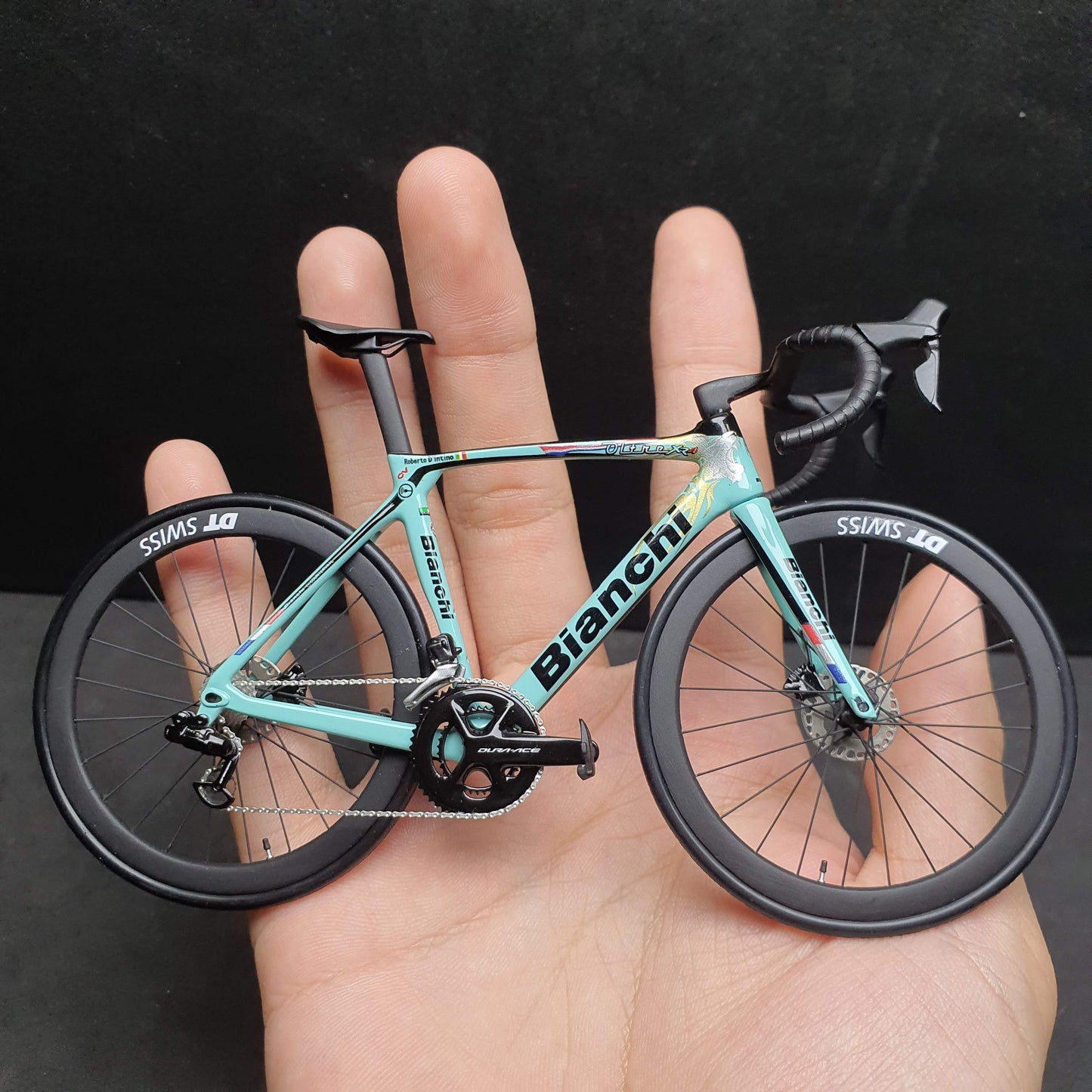 Bianchi Oltre XR4 Specialissima Miniature Modello 1:12 Bici da strada | Regalo per il tuo compagno o per te stesso | Modello in scala | Ultra realistico su misura