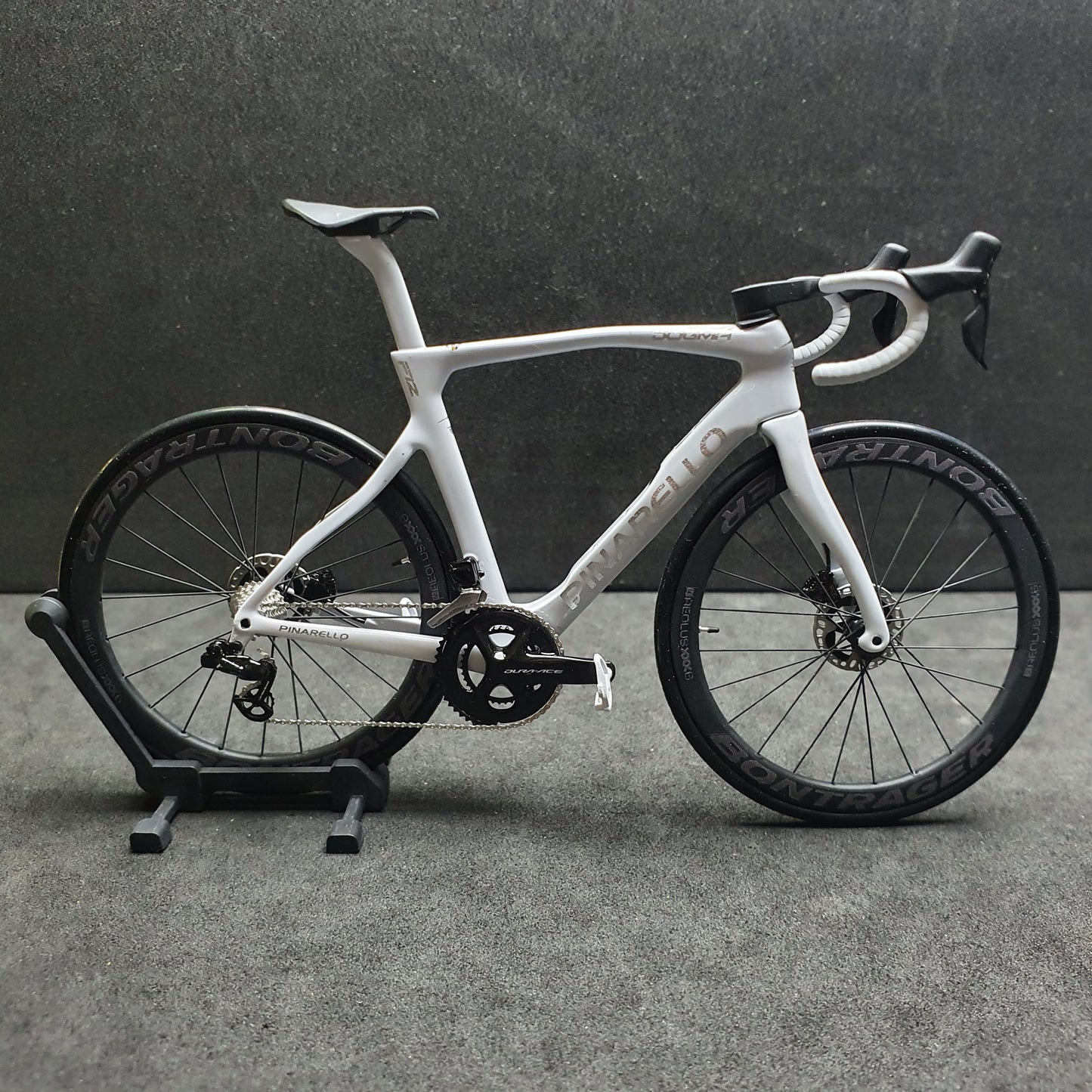 Pinarello Dogma FX F12 F10 F8 Miniaturní model 1:12 silniční kolo | Dárek pro vašeho partnera nebo pro sebe | Model v měřítku | Model miniatur na zakázku