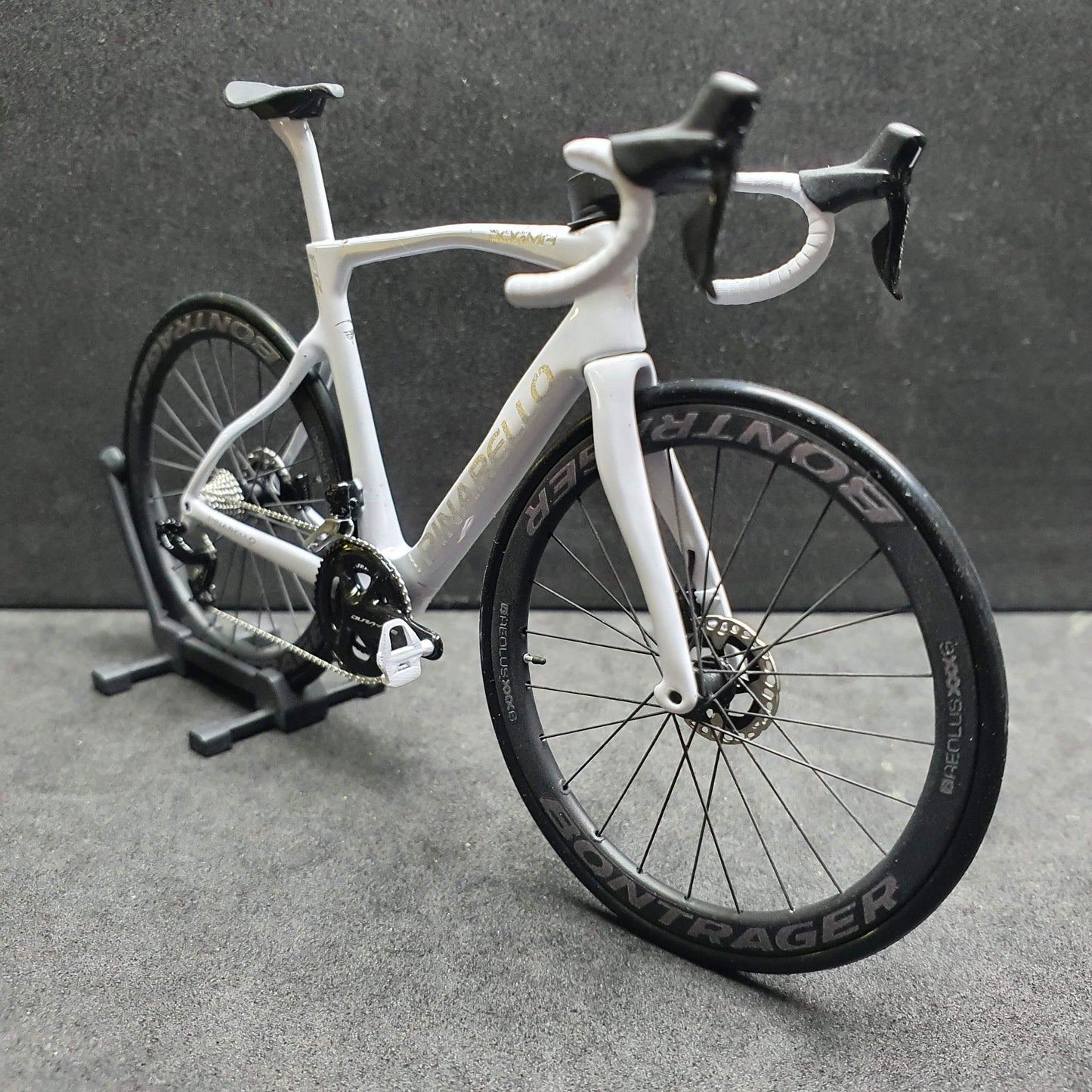 Pinarello Dogma FX F12 F10 F8 Miniaturmodell 1:12 Rennrad | Geschenk für deinen Partner oder dich selbst | Maßstabsgetreues Modell | Maßgeschneidertes Miniaturmodell