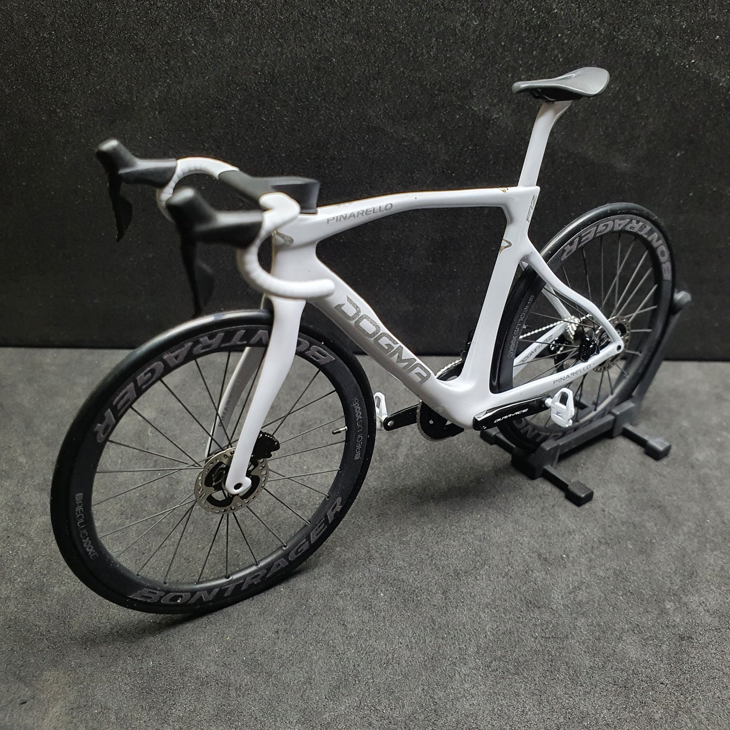 Pinarello Dogma FX F12 F10 F8 Modèle miniature 1:12 Vélo de route | Cadeau pour votre compagnon ou vous-même | Modèle réduit | Modèle miniature sur mesure