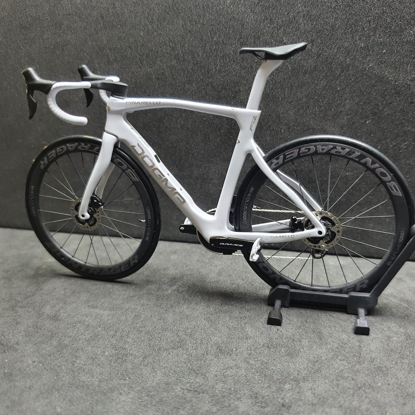 Pinarello Dogma FX F12 F10 F8 Modèle miniature 1:12 Vélo de route | Cadeau pour votre compagnon ou vous-même | Modèle réduit | Modèle miniature sur mesure