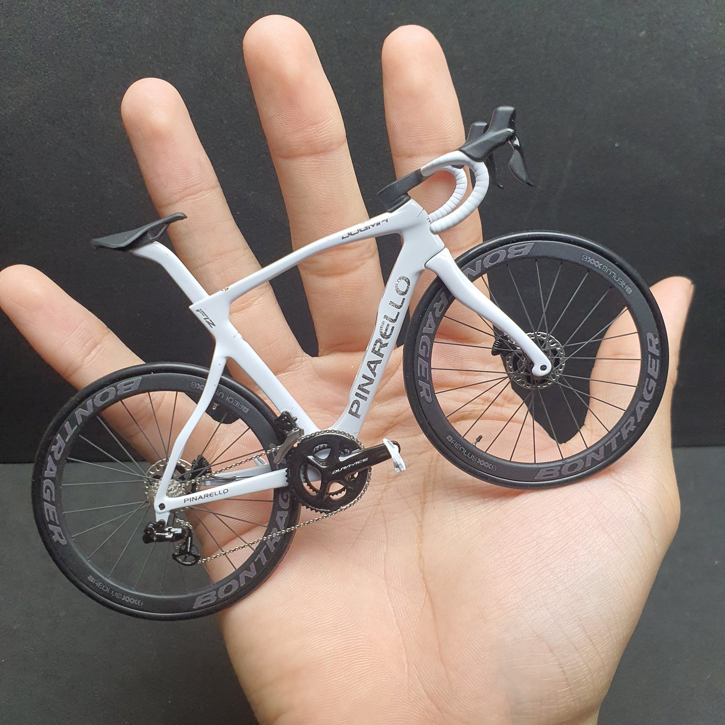 Pinarello Dogma FX F12 F10 F8 Miniatyrmodell 1:12 Roadbike | Present till din partner eller dig själv | Skalmodell | Skräddarsydd miniatyrmodell