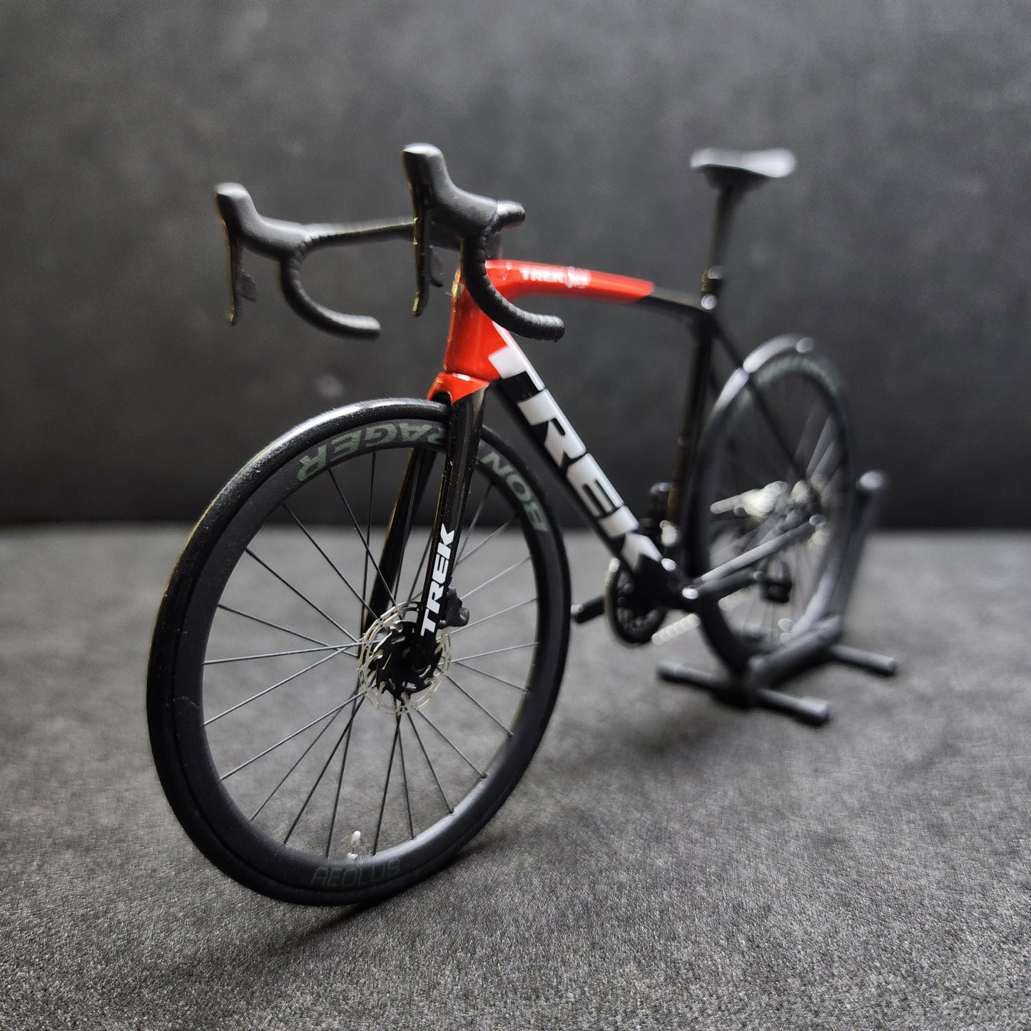 Trek Emonda Miniaturas Modelo 1:12 Bicicleta de carretera | Regalo para tu pareja o para ti mismo | Modelo a escala | Ultra realista hecho a medida