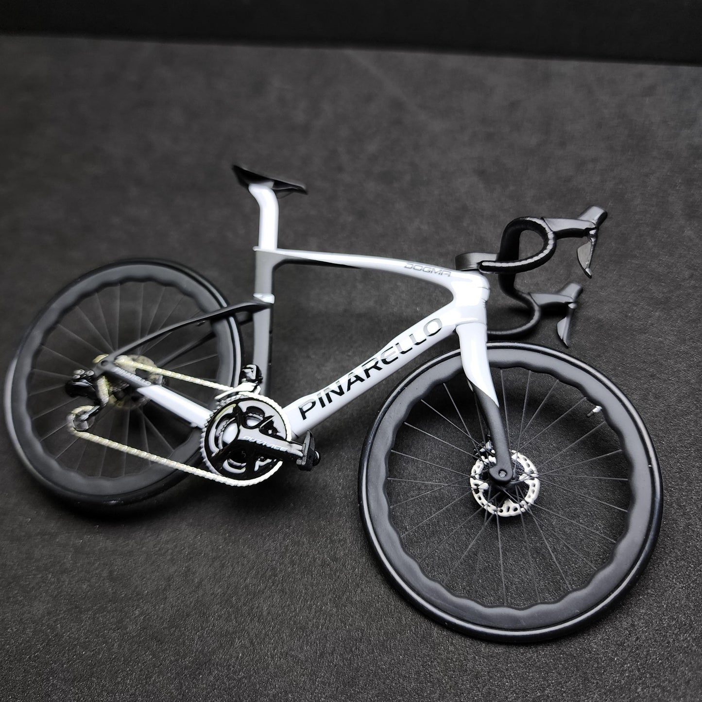 Pinarello Dogma FX F12 F10 F8 Miniaturní model 1:12 silniční kolo | Dárek pro vašeho partnera nebo pro sebe | Model v měřítku | Model miniatur na zakázku