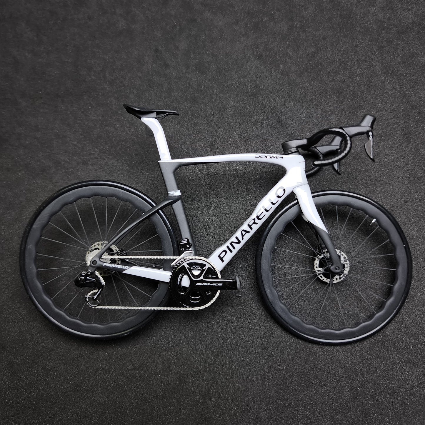 Pinarello Dogma FX F12 F10 F8 Miniaturní model 1:12 silniční kolo | Dárek pro vašeho partnera nebo pro sebe | Model v měřítku | Model miniatur na zakázku