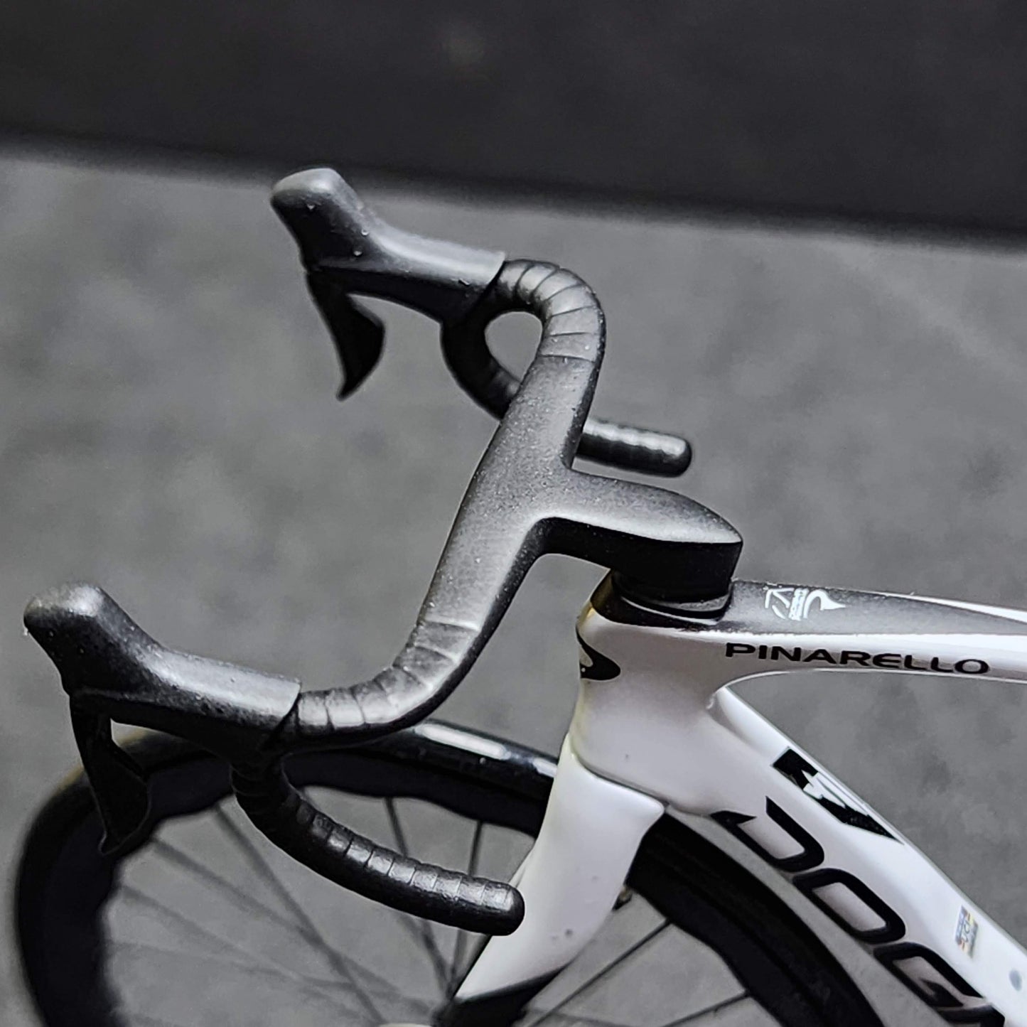 Pinarello Dogma FX F12 F10 F8 Miniaturní model 1:12 silniční kolo | Dárek pro vašeho partnera nebo pro sebe | Model v měřítku | Model miniatur na zakázku