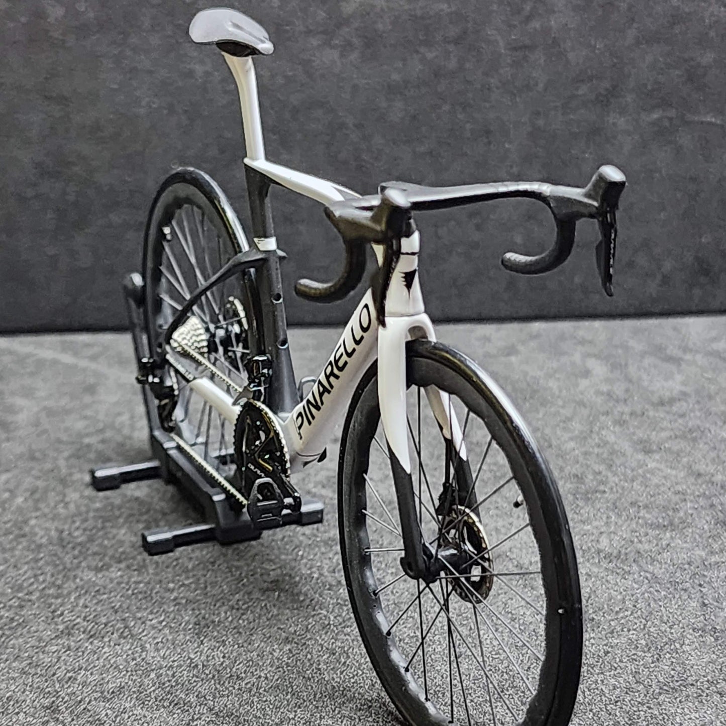 Pinarello Dogma FX F12 F10 F8 Miniaturní model 1:12 silniční kolo | Dárek pro vašeho partnera nebo pro sebe | Model v měřítku | Model miniatur na zakázku