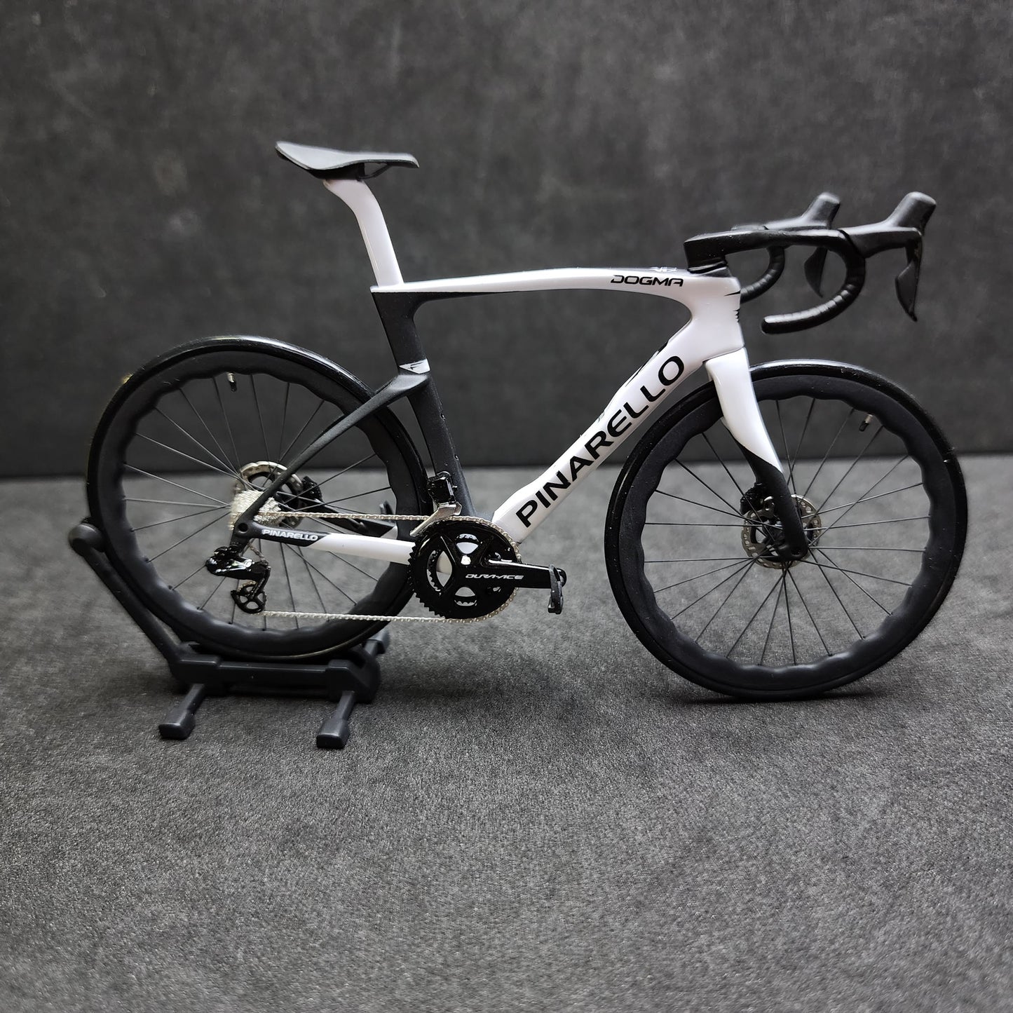 Pinarello Dogma FX F12 F10 F8 Miniaturní model 1:12 silniční kolo | Dárek pro vašeho partnera nebo pro sebe | Model v měřítku | Model miniatur na zakázku