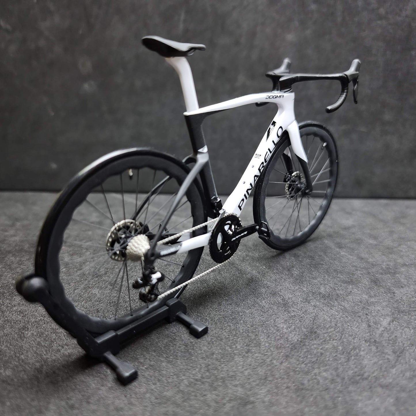 Pinarello Dogma FX F12 F10 F8 Miniaturní model 1:12 silniční kolo | Dárek pro vašeho partnera nebo pro sebe | Model v měřítku | Model miniatur na zakázku