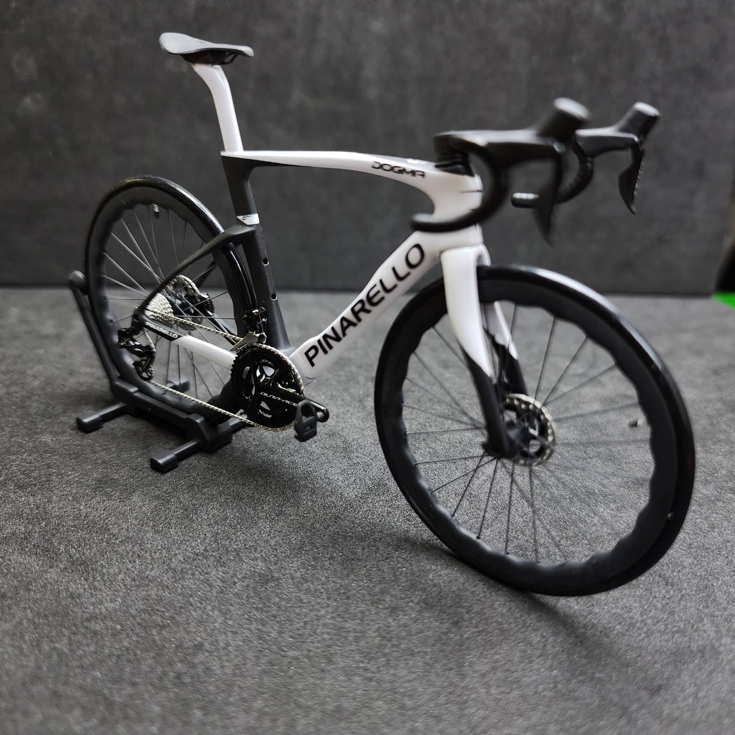 Pinarello Dogma FX F12 F10 F8 Miniaturní model 1:12 silniční kolo | Dárek pro vašeho partnera nebo pro sebe | Model v měřítku | Model miniatur na zakázku