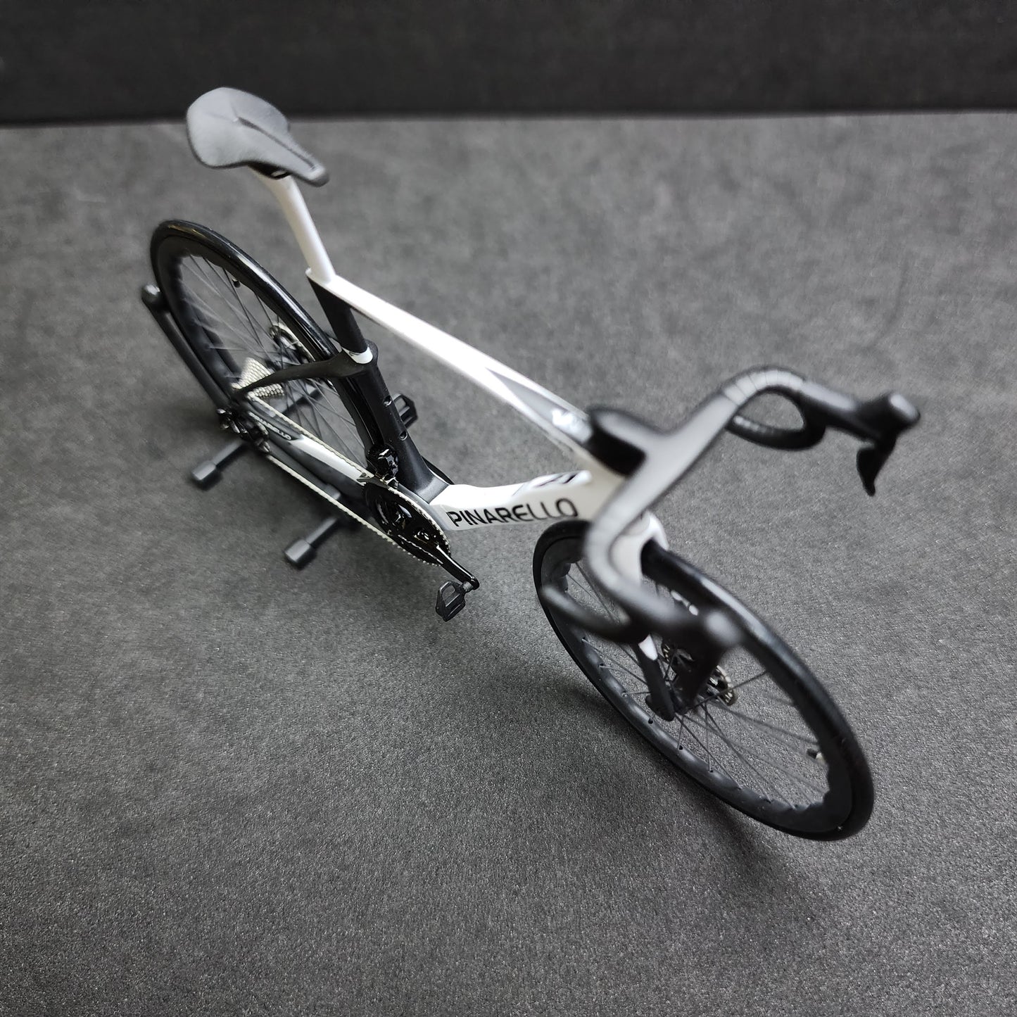 Pinarello Dogma FX F12 F10 F8 Miniaturní model 1:12 silniční kolo | Dárek pro vašeho partnera nebo pro sebe | Model v měřítku | Model miniatur na zakázku