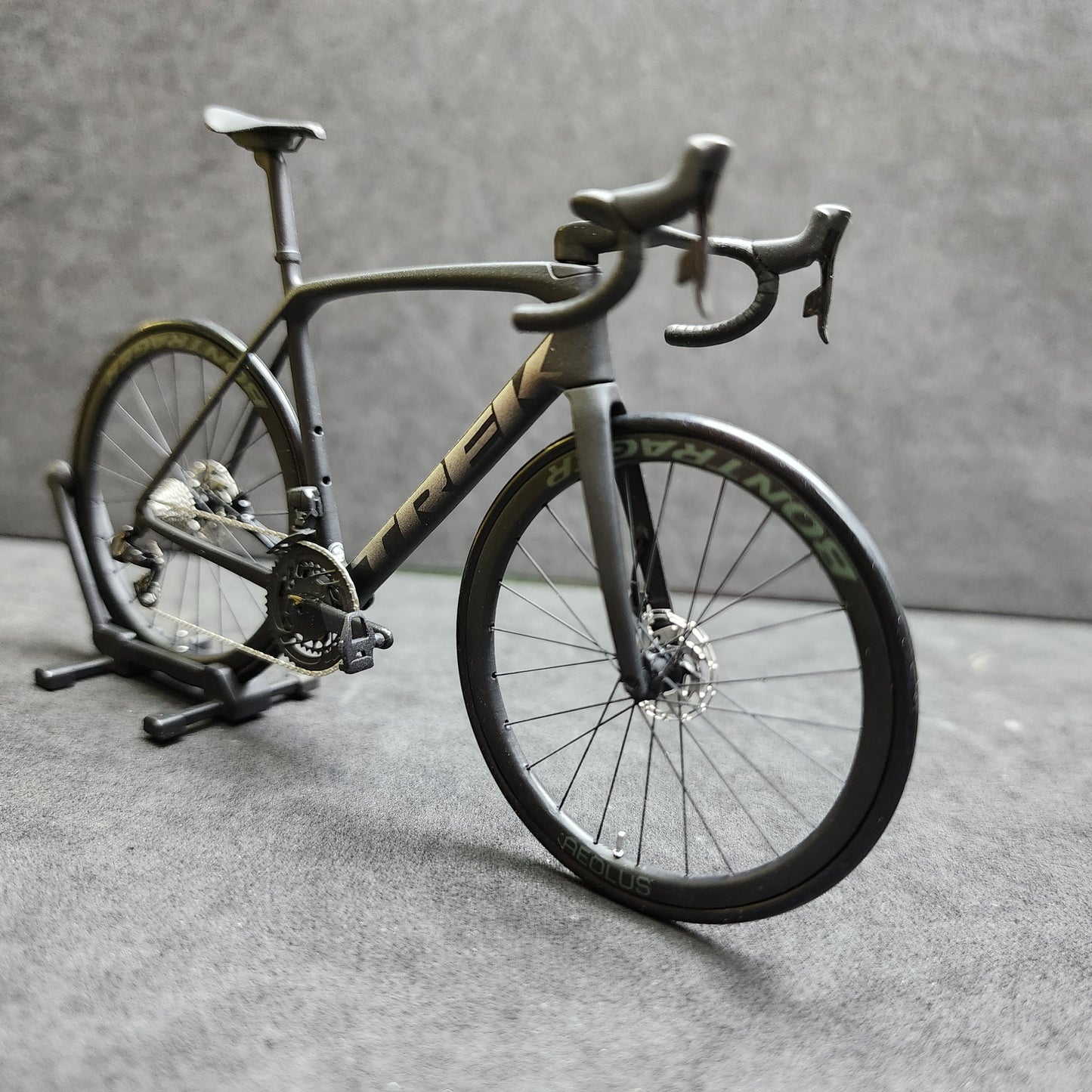 Trek Emonda Miniaturas Modelo 1:12 Bicicleta de carretera | Regalo para tu pareja o para ti mismo | Modelo a escala | Ultra realista hecho a medida