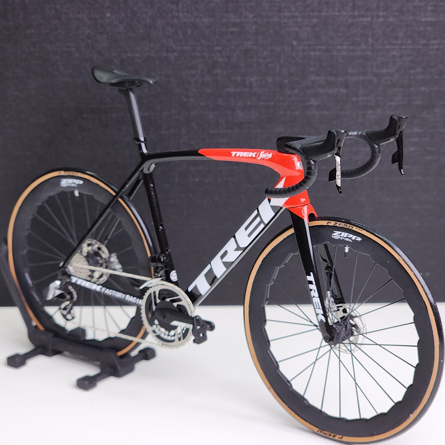 Trek Emonda Miniatures Modell 1:12 Rennrad | Geschenk für deinen Partner oder dich selbst | Maßstabsgetreues Modell | Maßgeschneidert, ultrarealistisch