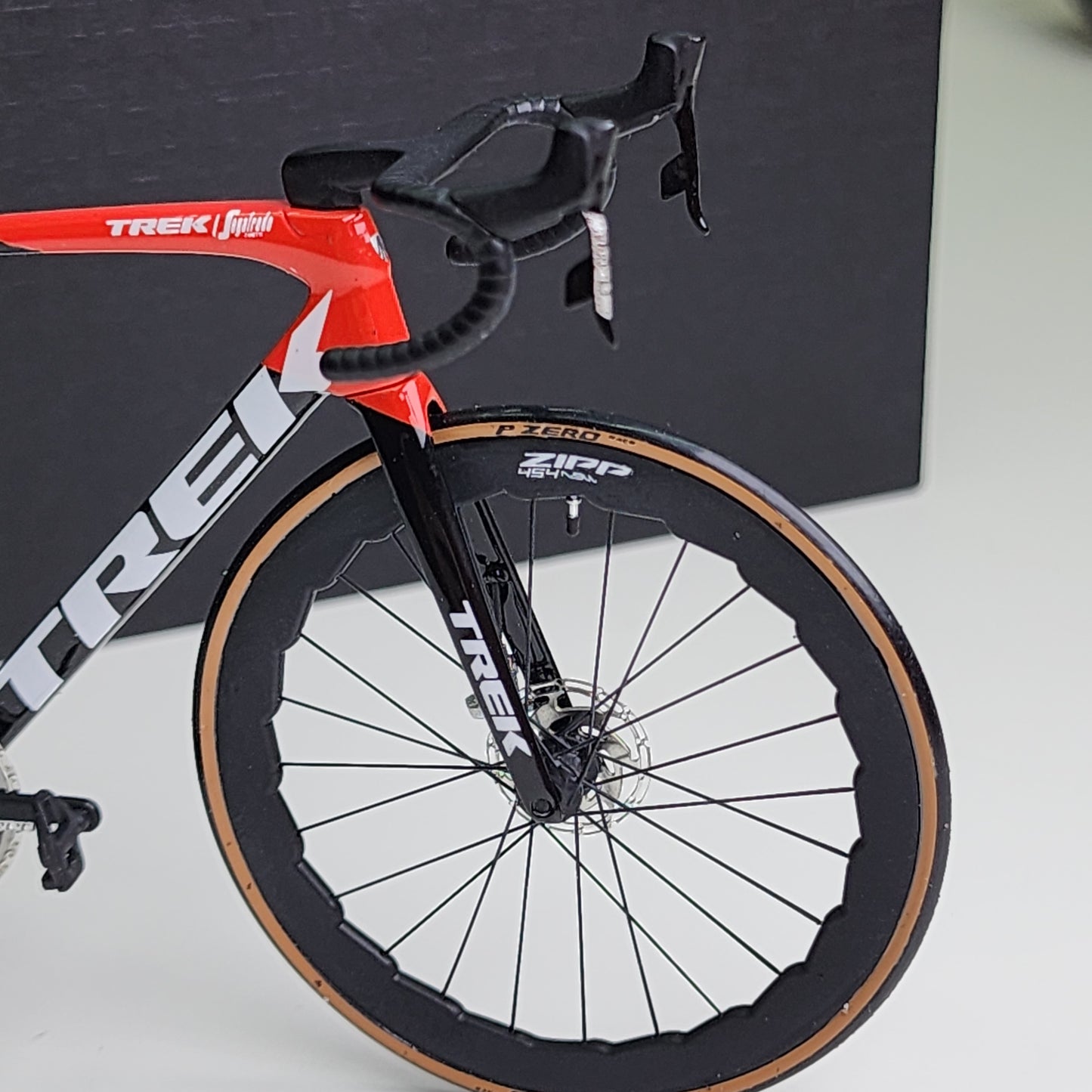 Trek Emonda Miniatures Modell 1:12 Rennrad | Geschenk für deinen Partner oder dich selbst | Maßstabsgetreues Modell | Maßgeschneidert, ultrarealistisch