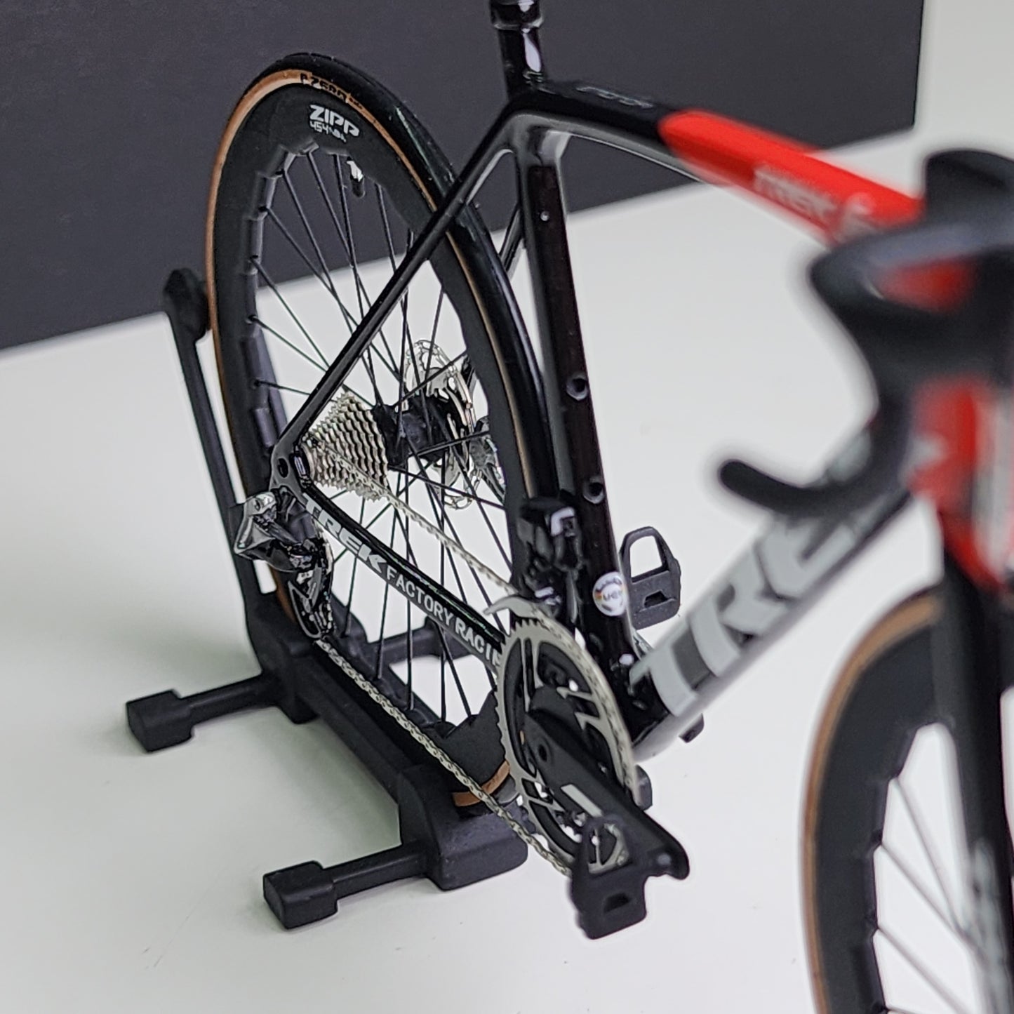 Trek Emonda Miniatures Modell 1:12 Rennrad | Geschenk für deinen Partner oder dich selbst | Maßstabsgetreues Modell | Maßgeschneidert, ultrarealistisch