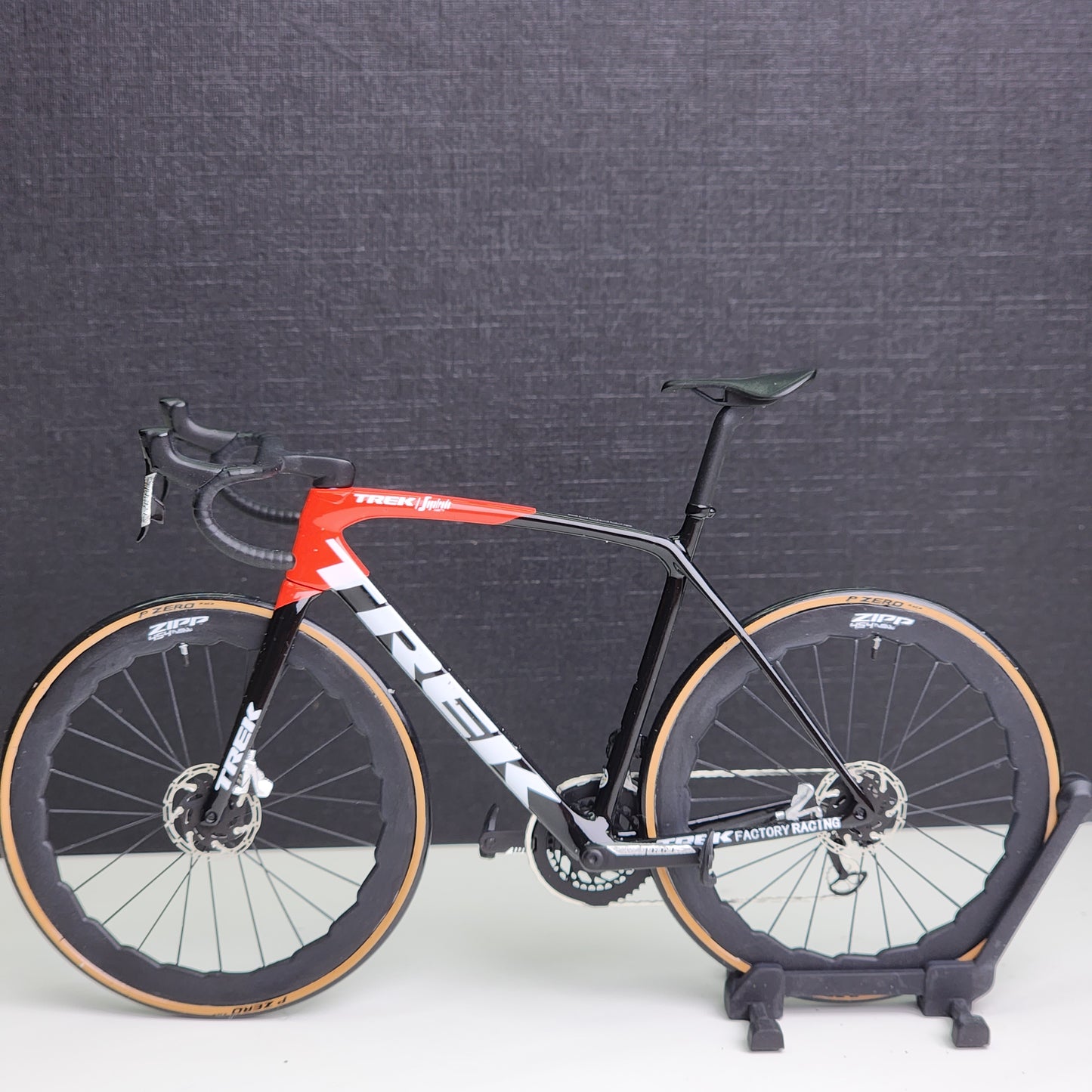 Trek Emonda Miniatures Modell 1:12 Rennrad | Geschenk für deinen Partner oder dich selbst | Maßstabsgetreues Modell | Maßgeschneidert, ultrarealistisch