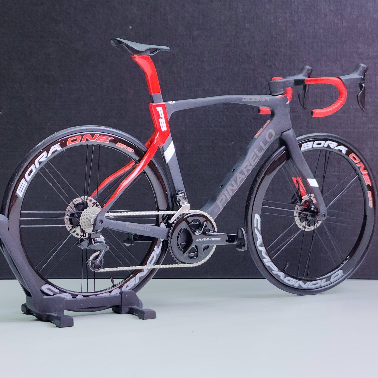 Pinarello Dogma FX F12 F10 F8 Miniaturmodell 1:12 Rennrad | Geschenk für deinen Partner oder dich selbst | Maßstabsgetreues Modell | Maßgeschneidertes Miniaturmodell