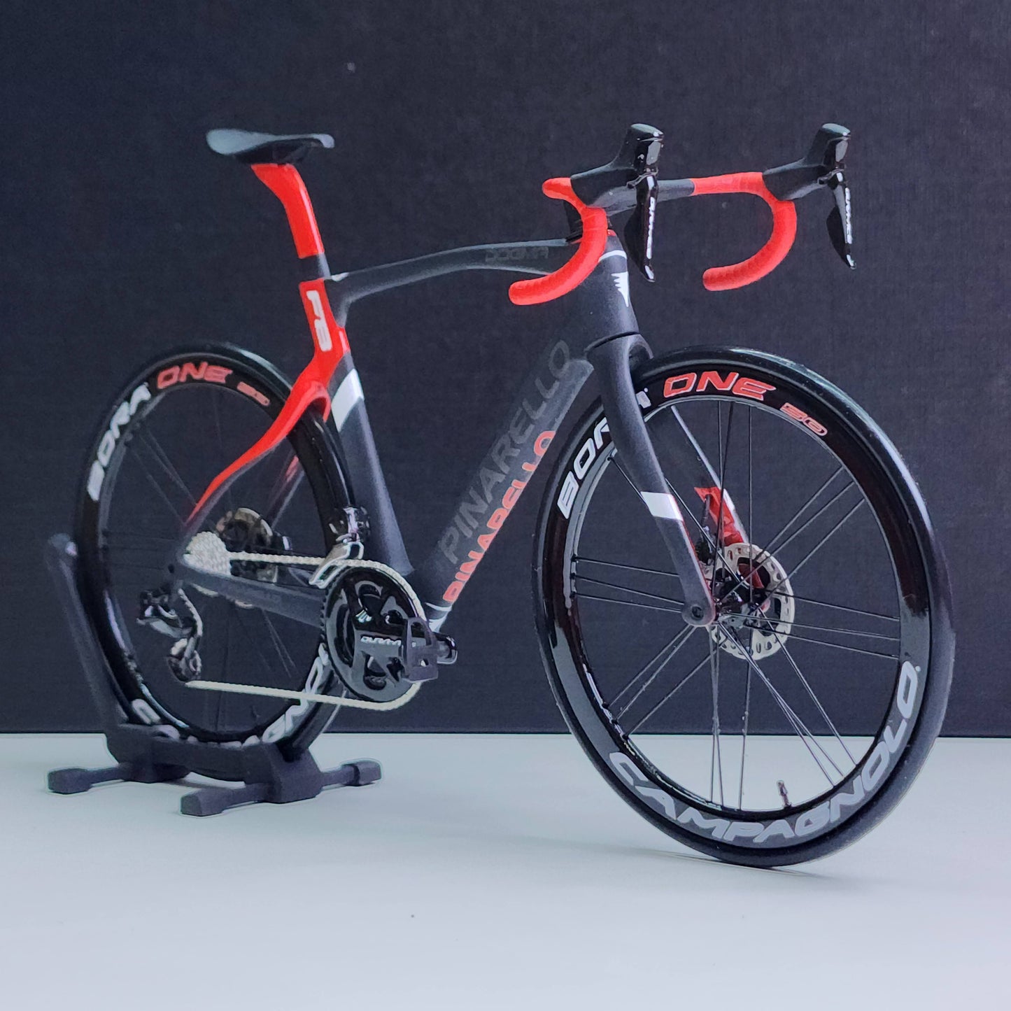 Pinarello Dogma FX F12 F10 F8 Miniaturmodell 1:12 Rennrad | Geschenk für deinen Partner oder dich selbst | Maßstabsgetreues Modell | Maßgeschneidertes Miniaturmodell