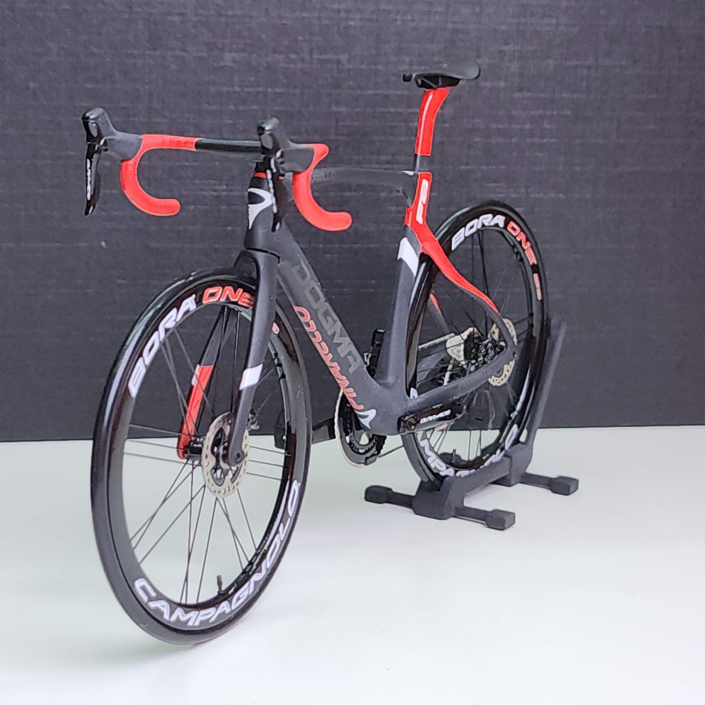 Pinarello Dogma FX F12 F10 F8 Miniaturmodell 1:12 Rennrad | Geschenk für deinen Partner oder dich selbst | Maßstabsgetreues Modell | Maßgeschneidertes Miniaturmodell