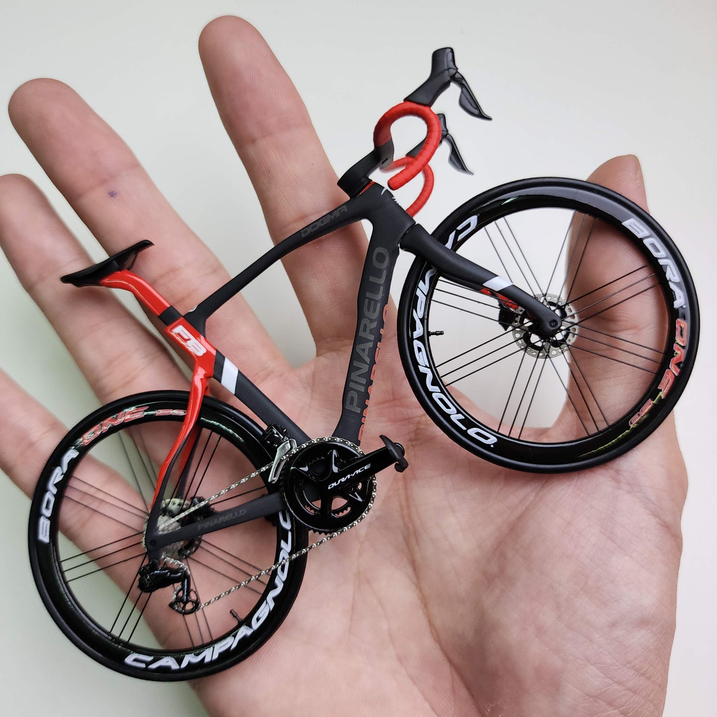 Pinarello Dogma FX F12 F10 F8 Miniaturmodell 1:12 Rennrad | Geschenk für deinen Partner oder dich selbst | Maßstabsgetreues Modell | Maßgeschneidertes Miniaturmodell