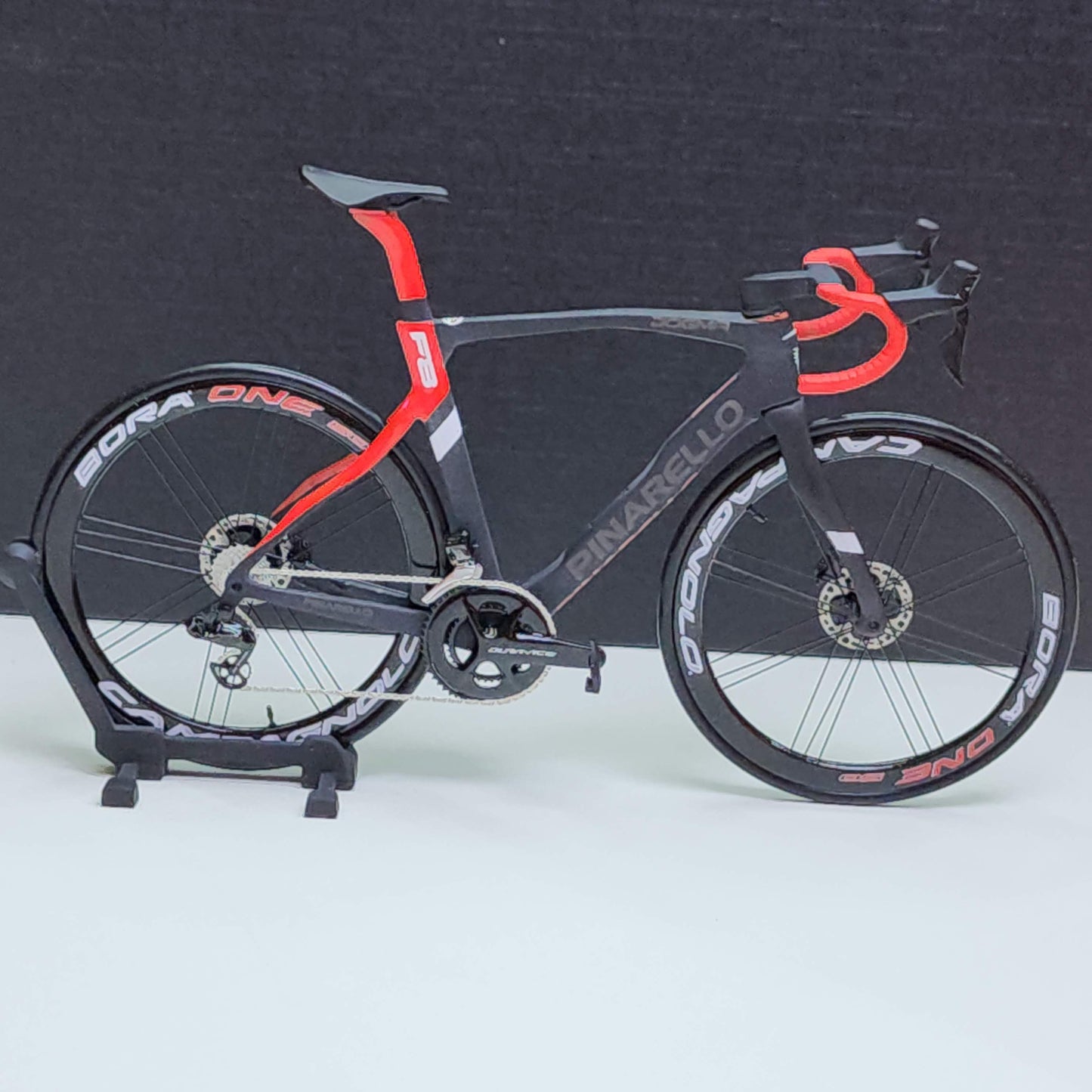 Pinarello Dogma FX F12 F10 F8 Miniaturmodell 1:12 Rennrad | Geschenk für deinen Partner oder dich selbst | Maßstabsgetreues Modell | Maßgeschneidertes Miniaturmodell