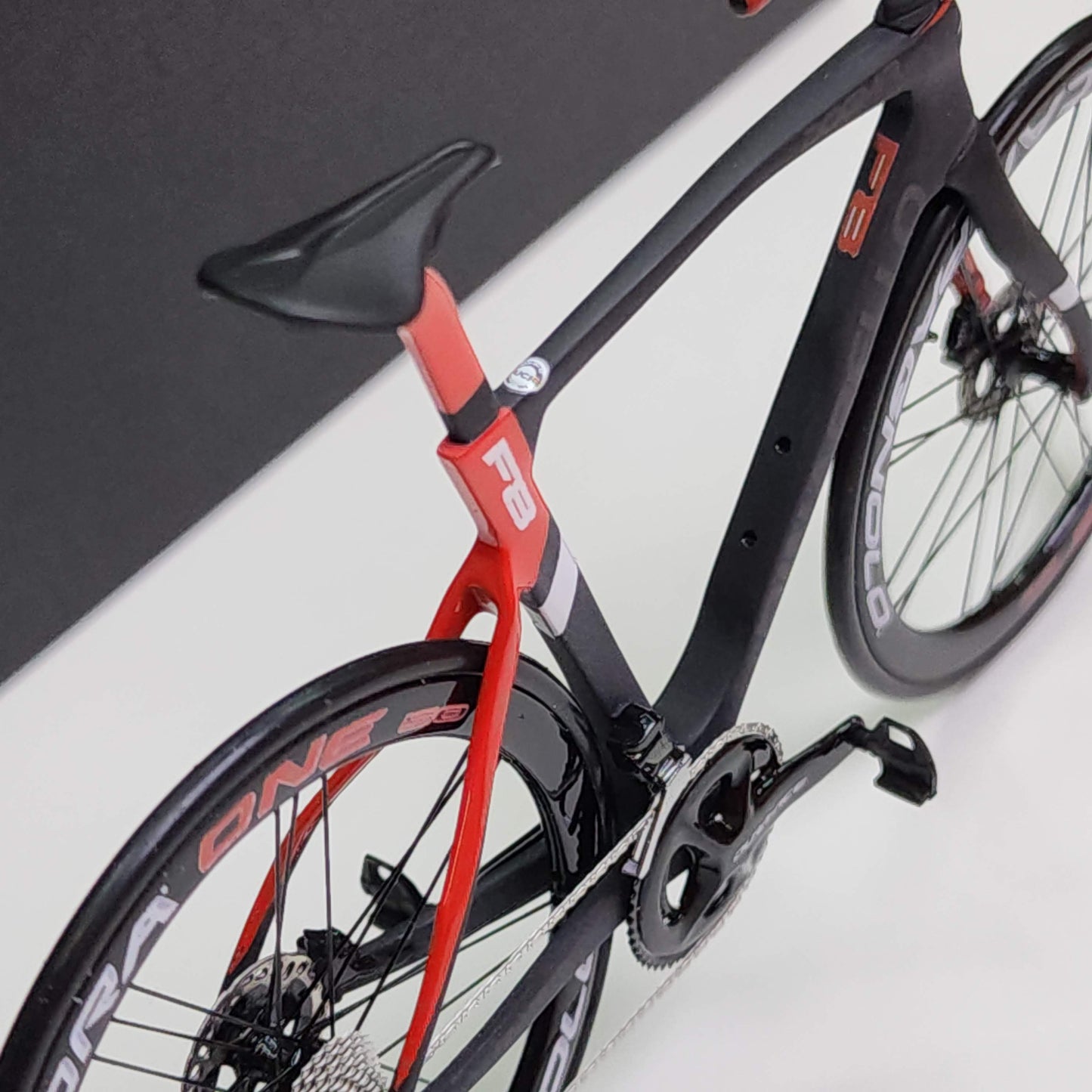 Pinarello Dogma FX F12 F10 F8 Miniaturmodell 1:12 Rennrad | Geschenk für deinen Partner oder dich selbst | Maßstabsgetreues Modell | Maßgeschneidertes Miniaturmodell