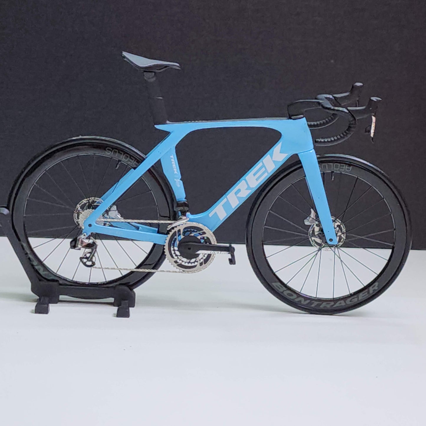 Trek Madone Gen 6 7 Miniaturmodell 1:12 Rennrad | Geschenk für deinen Partner oder dich selbst | Maßstabsgetreues Modell | Maßgeschneidert, ultrarealistisch