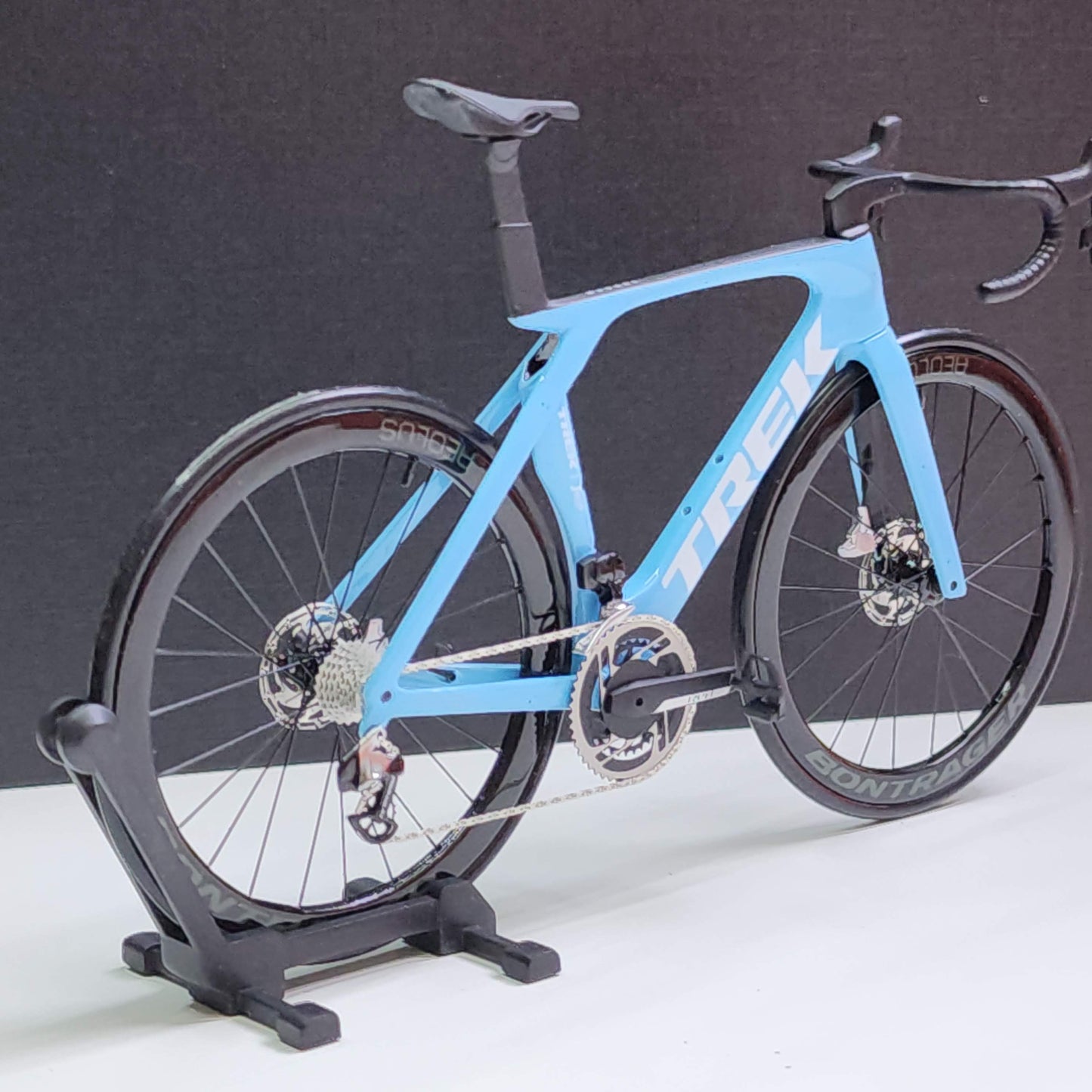 Trek Madone Gen 6 7 Miniaturmodell 1:12 Rennrad | Geschenk für deinen Partner oder dich selbst | Maßstabsgetreues Modell | Maßgeschneidert, ultrarealistisch