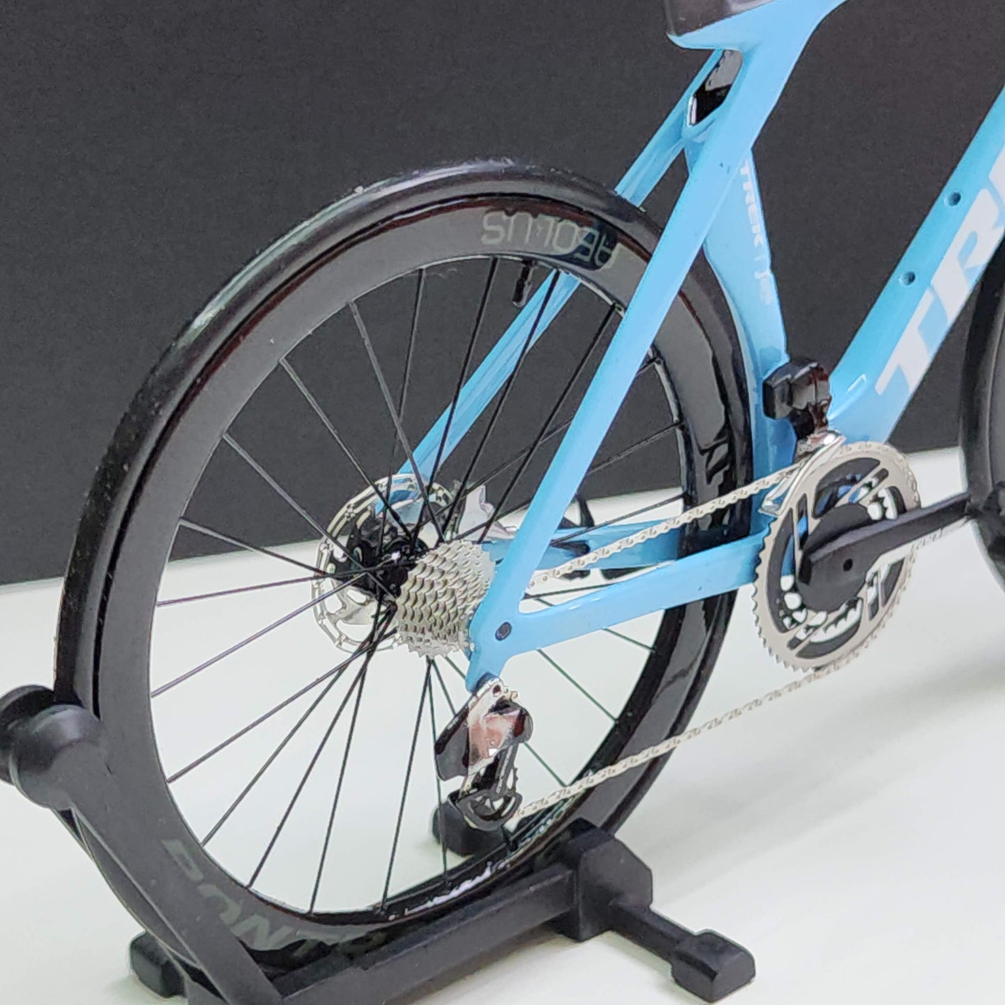 Trek Madone Gen 6 7 Miniaturmodell 1:12 Rennrad | Geschenk für deinen Partner oder dich selbst | Maßstabsgetreues Modell | Maßgeschneidert, ultrarealistisch